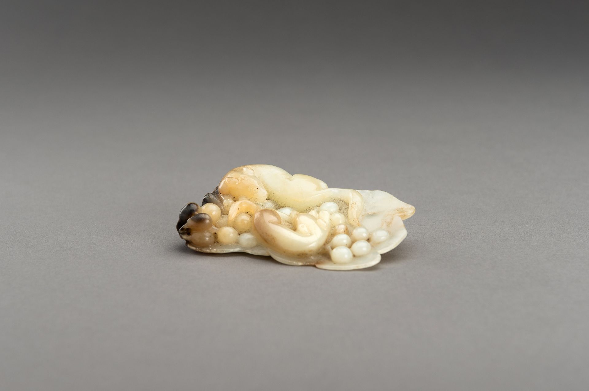 A WHITE AND RUSSET JADE PENDANT 'MONGOOSES ON GRAPES' - Image 8 of 15