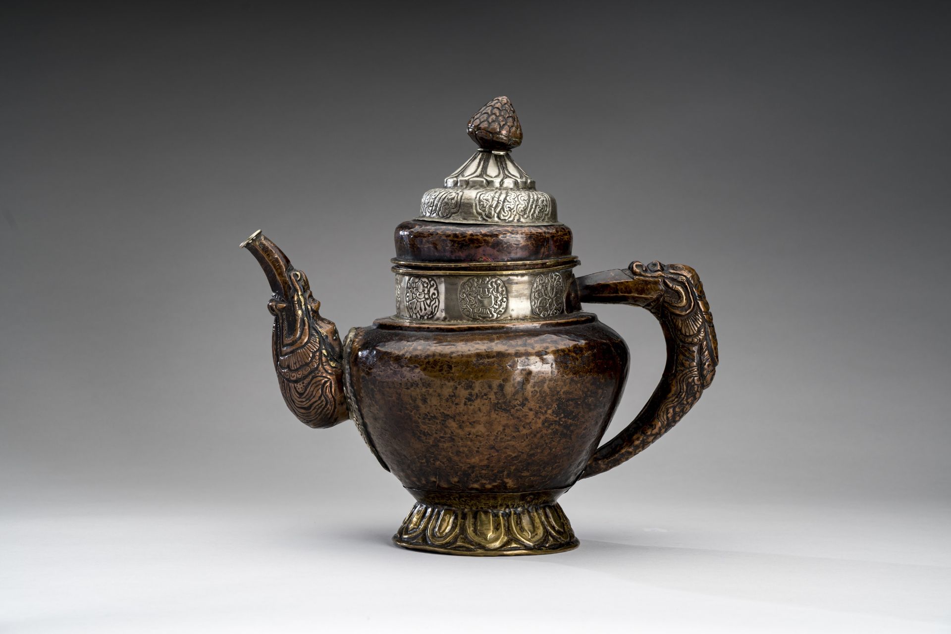 A TIBETAN COPPER EWER, 19th CENTURY - Bild 2 aus 9