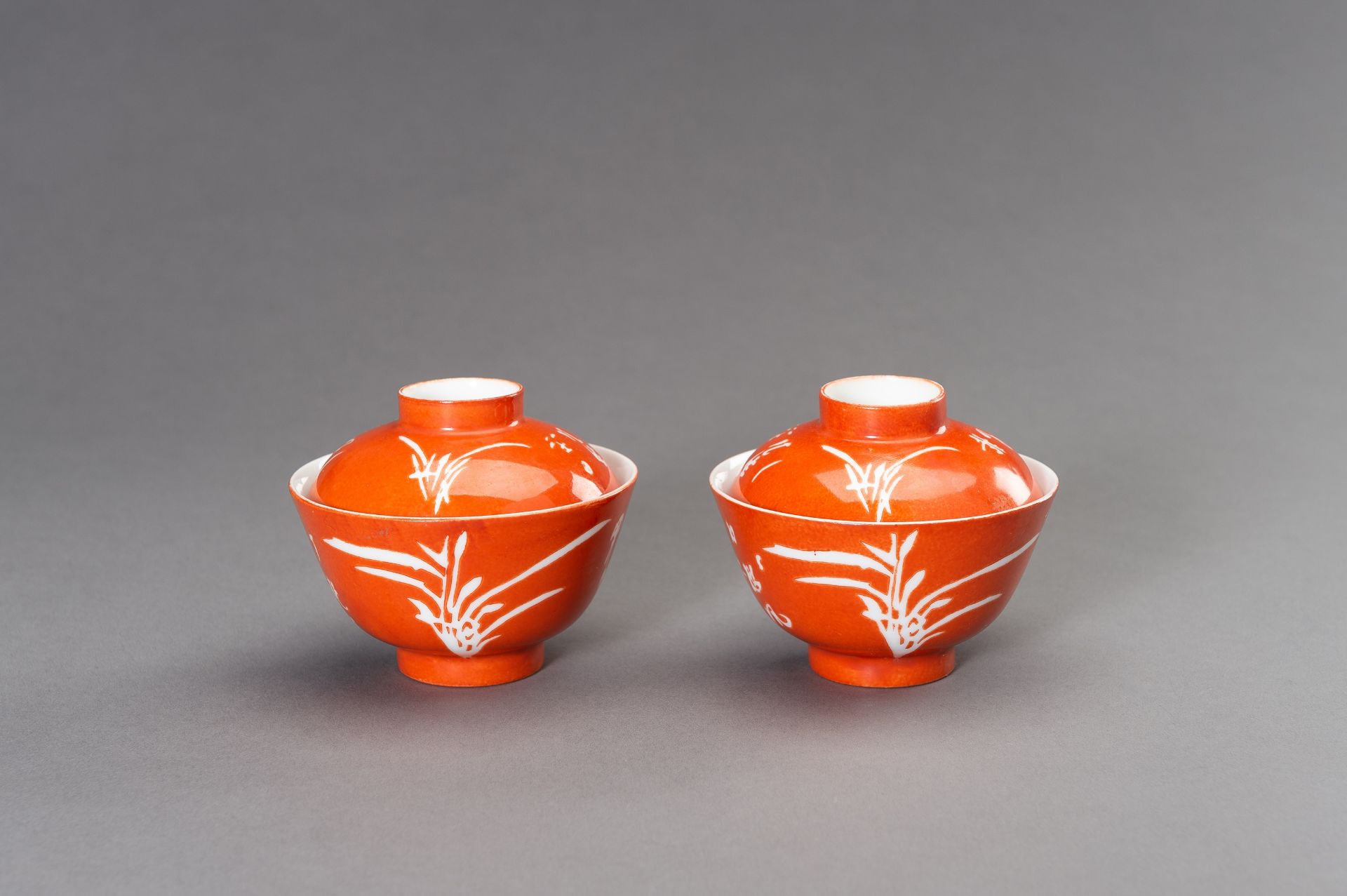 A PAIR OF CORAL RED BOWLS AND COVERS, REPUBLIC PERIOD - Bild 4 aus 12