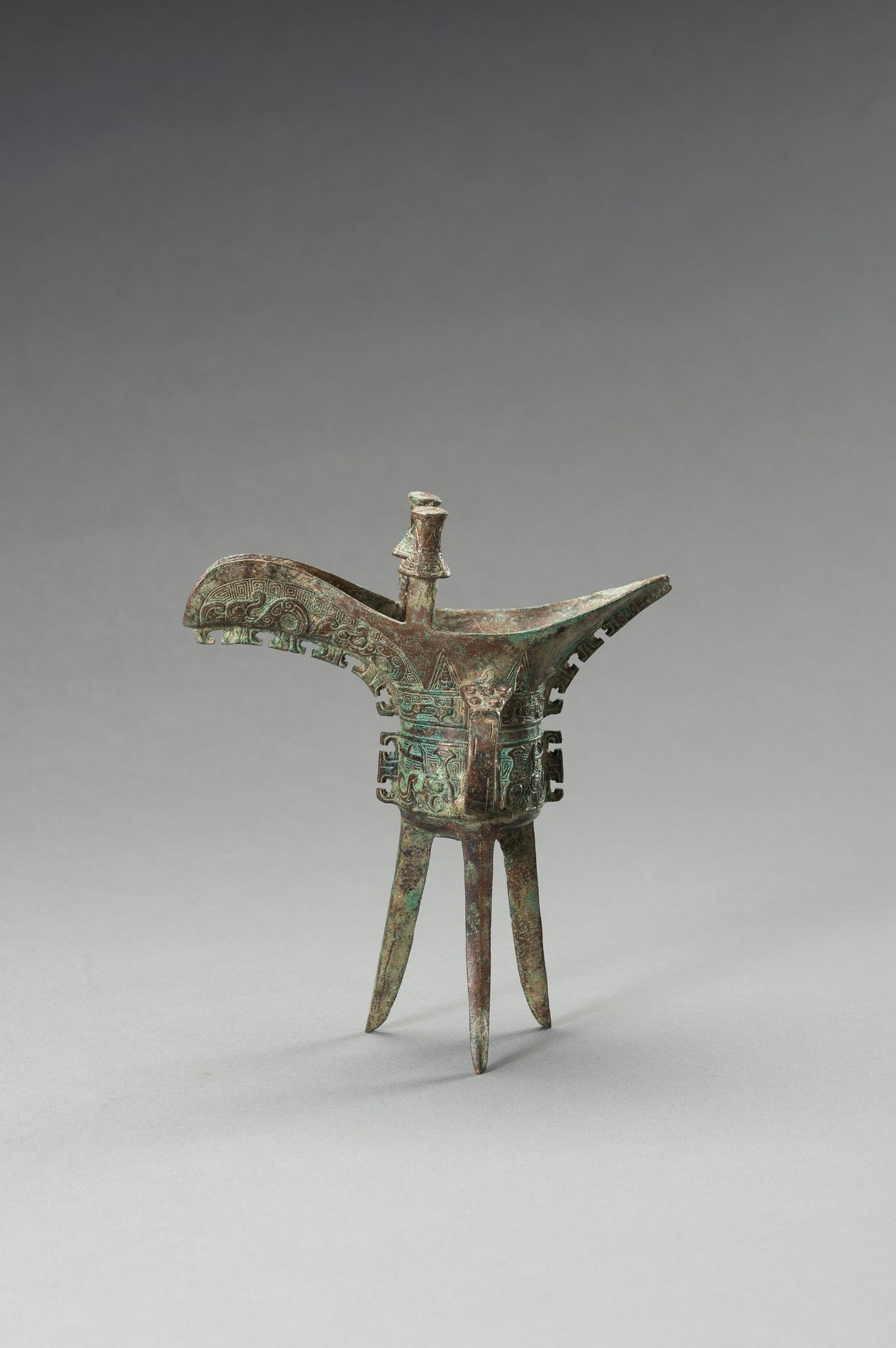 AN ARCHAISTIC SHANG-STYLE BRONZE RITUAL TRIPOD WINE VESSEL, JUE - Image 2 of 9