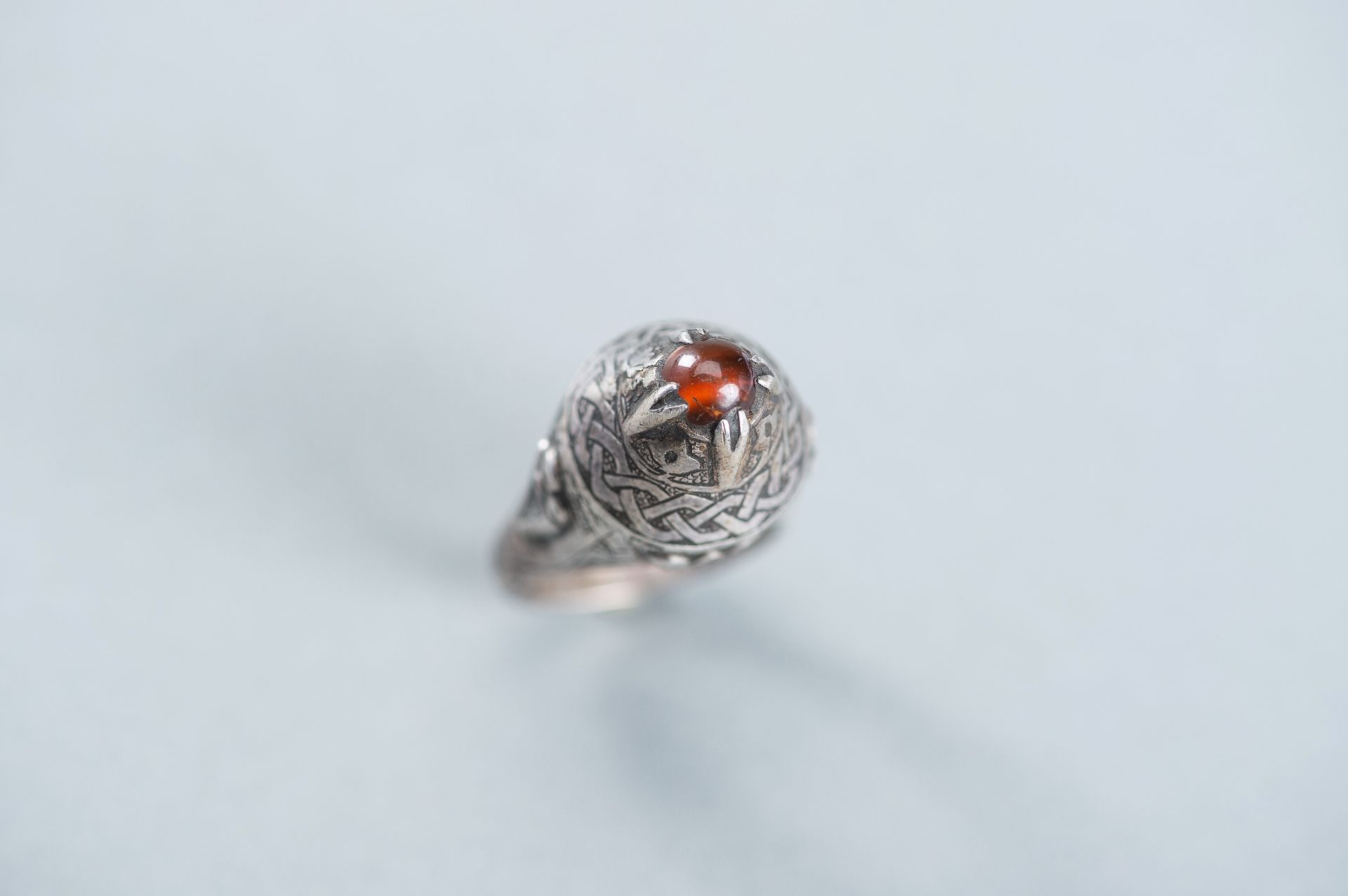 AN AGATE INSET PERSIAN SILVER RING - Image 10 of 10