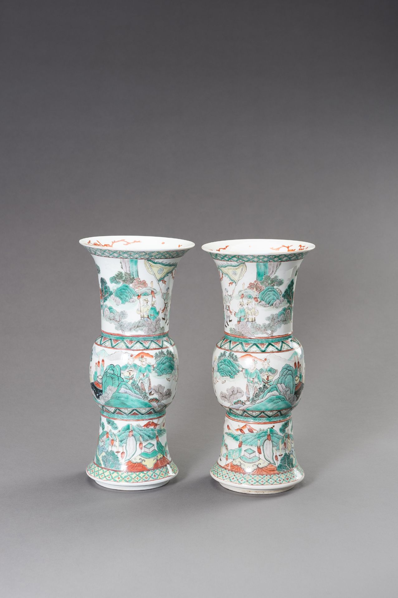 A PAIR OF FAMILLE VERTE BEAKER VASES, GU - Image 5 of 9