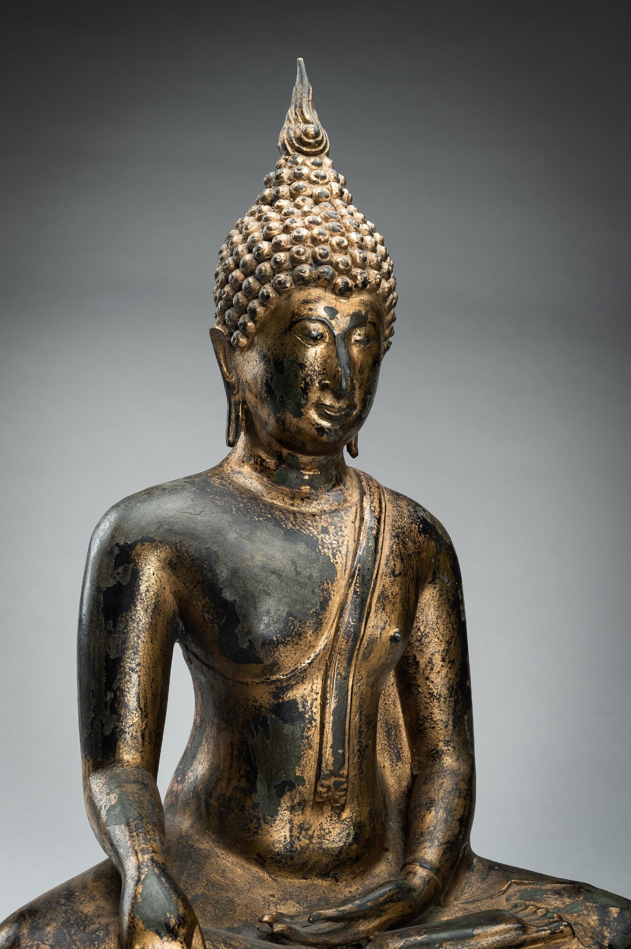 A LARGE LACQUER-GILT BRONZE FIGURE OF BUDDHA SHAKYAMUNI - Image 4 of 12