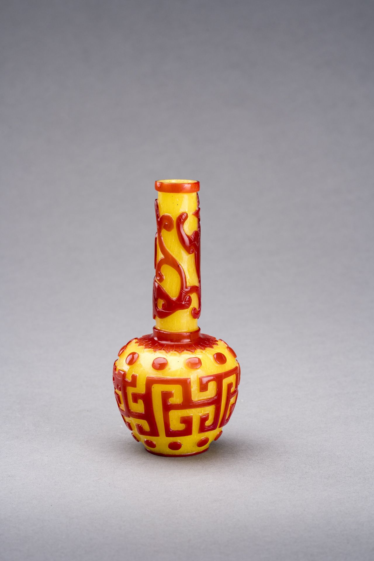 A CARVED RED-OVERLAY YELLOW GLASS BOTTLE VASE, QIANLONG MARK AND PERIOD - Image 2 of 8