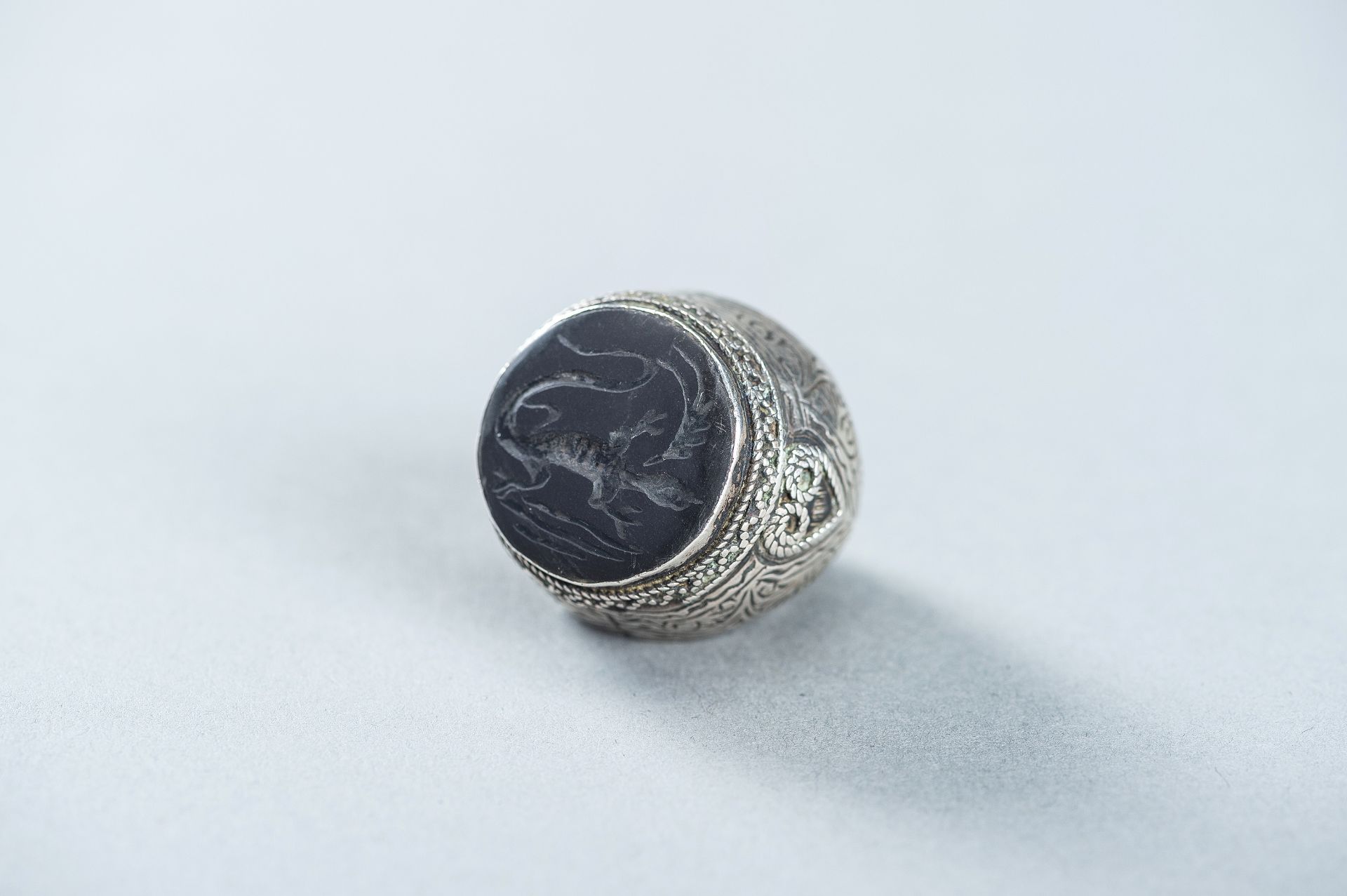 AN AGATE INTAGLIO INSET PERSIAN SILVER RING - Bild 7 aus 9