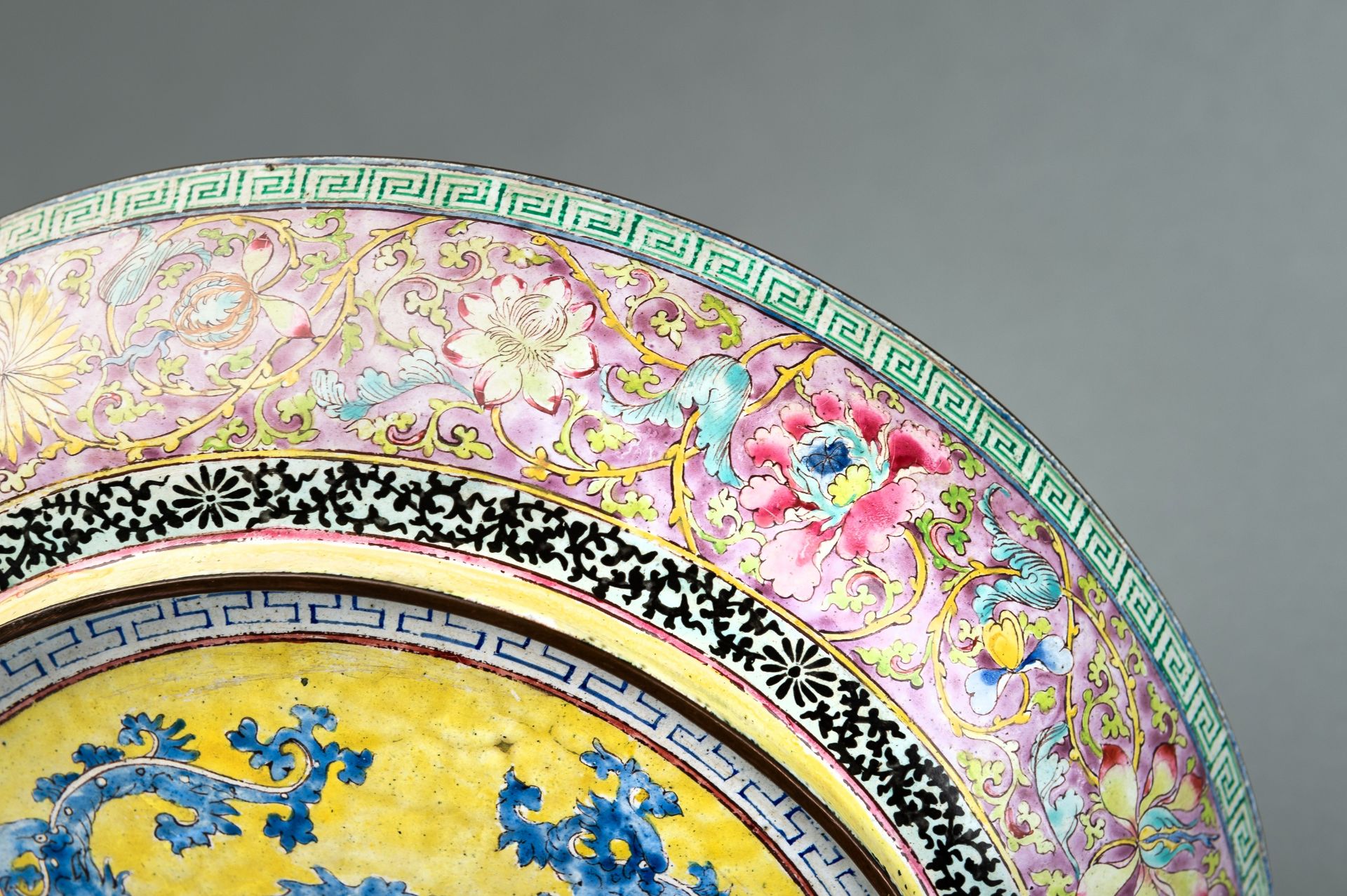 AN FINE YANGCAI ENAMEL 'HORSES' DISH, QING - Bild 11 aus 13