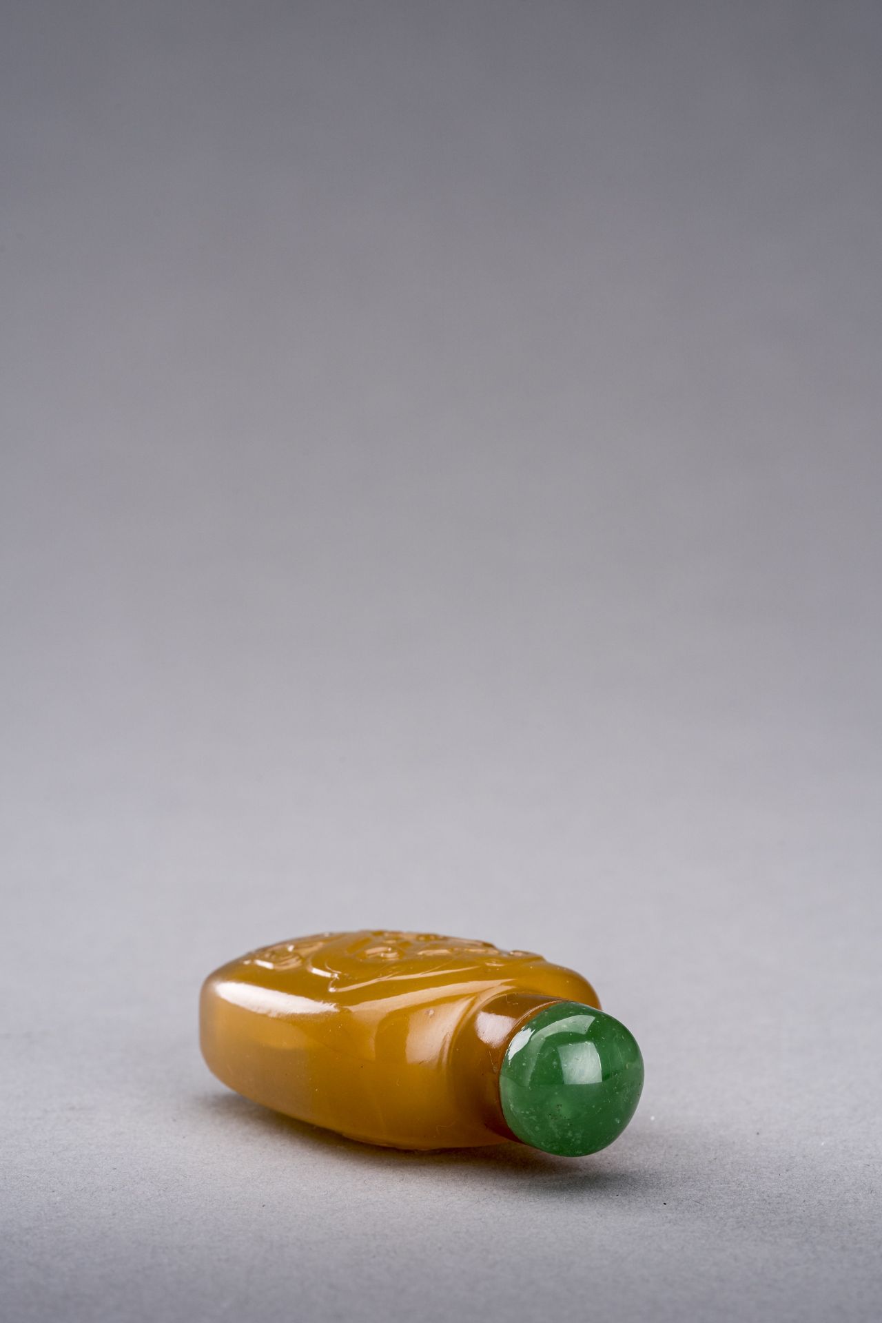 AN AGATE 'CHILONG' SNUFF BOTTLE, QING DYNASTY - Image 5 of 6