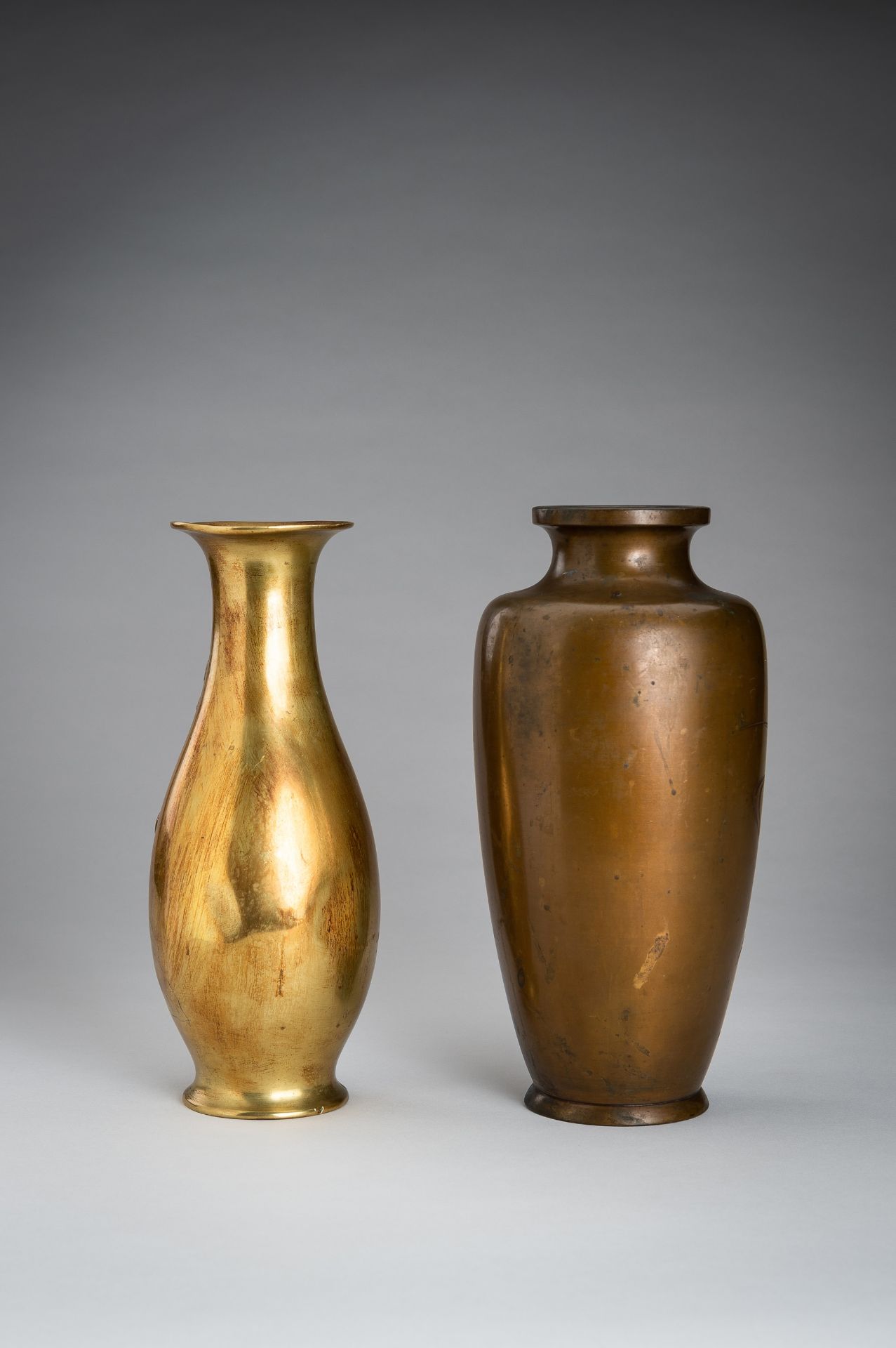 A LOT WITH TWO BRONZE VASES, MEIJI PERIOD - Image 9 of 12