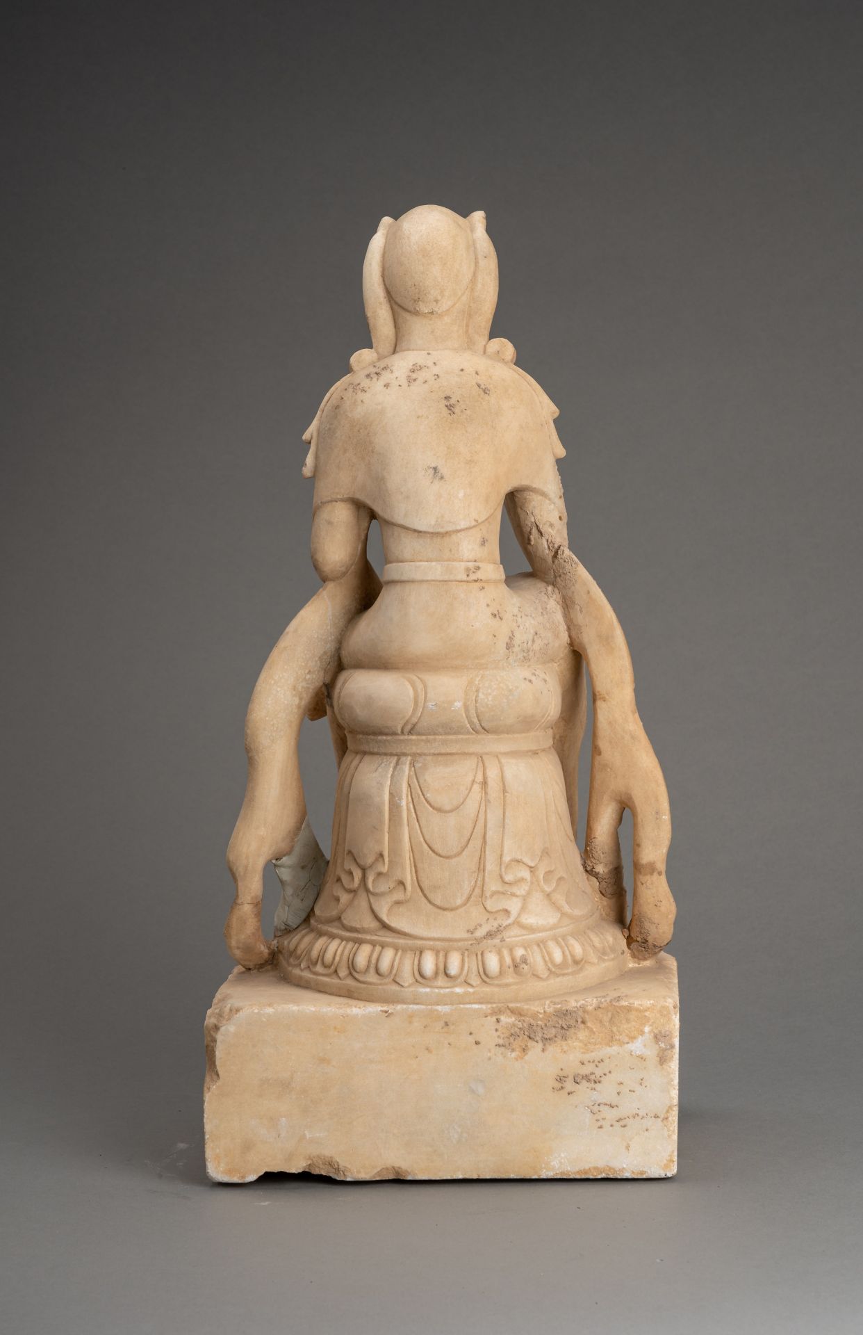 A NORTHERN QI STYLE MARBLE FIGURE OF GUANYIN - Image 4 of 7