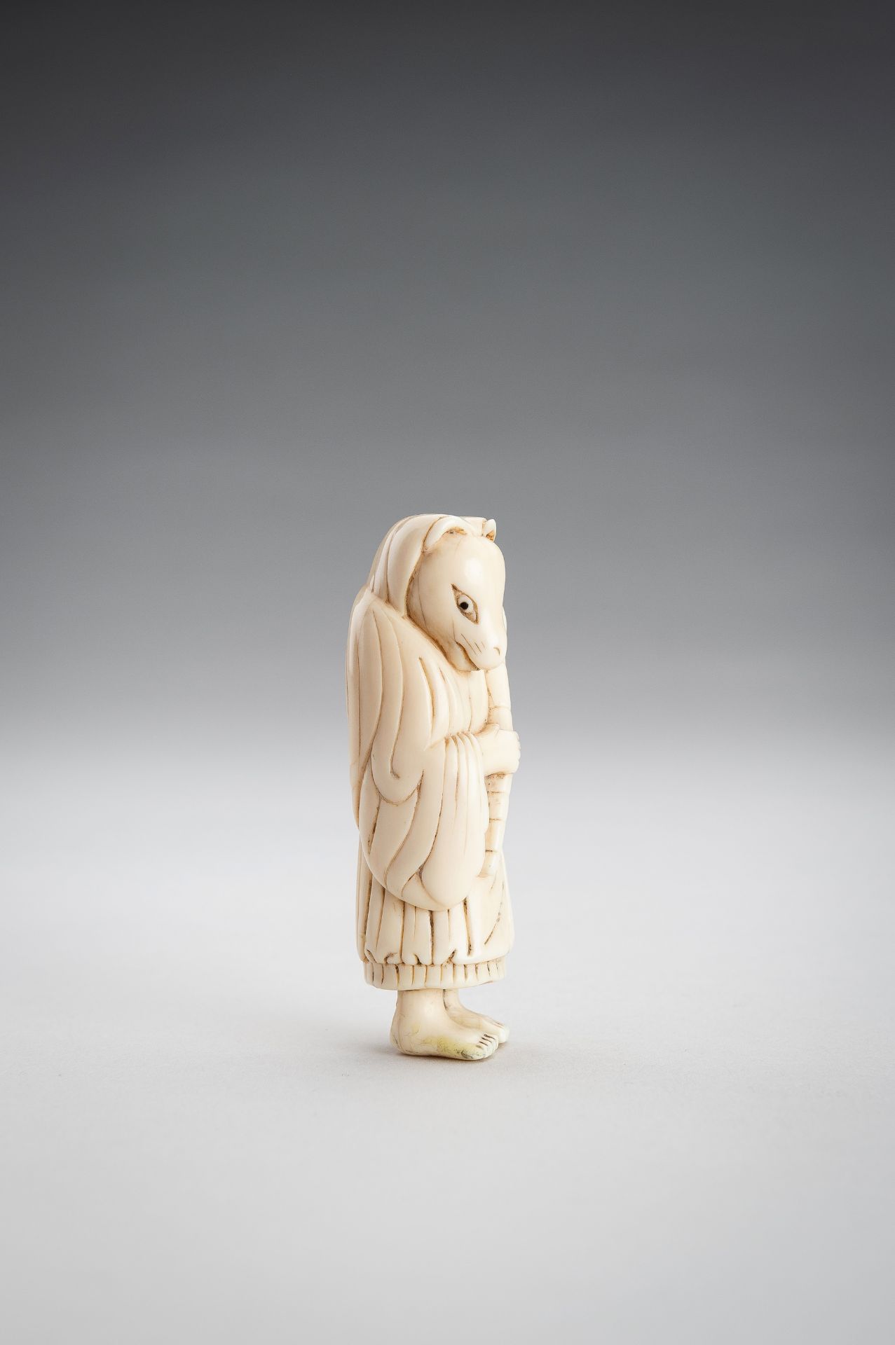 AN IVORY NETSUKE OF A FOX PRIEST - Bild 7 aus 10