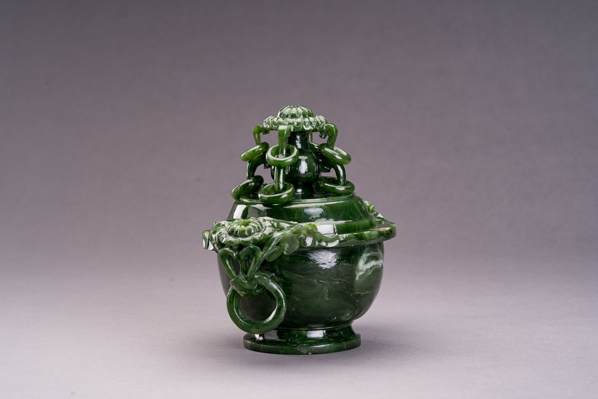 A SPINACH GREEN JADE VESSEL AND COVER - Bild 4 aus 9