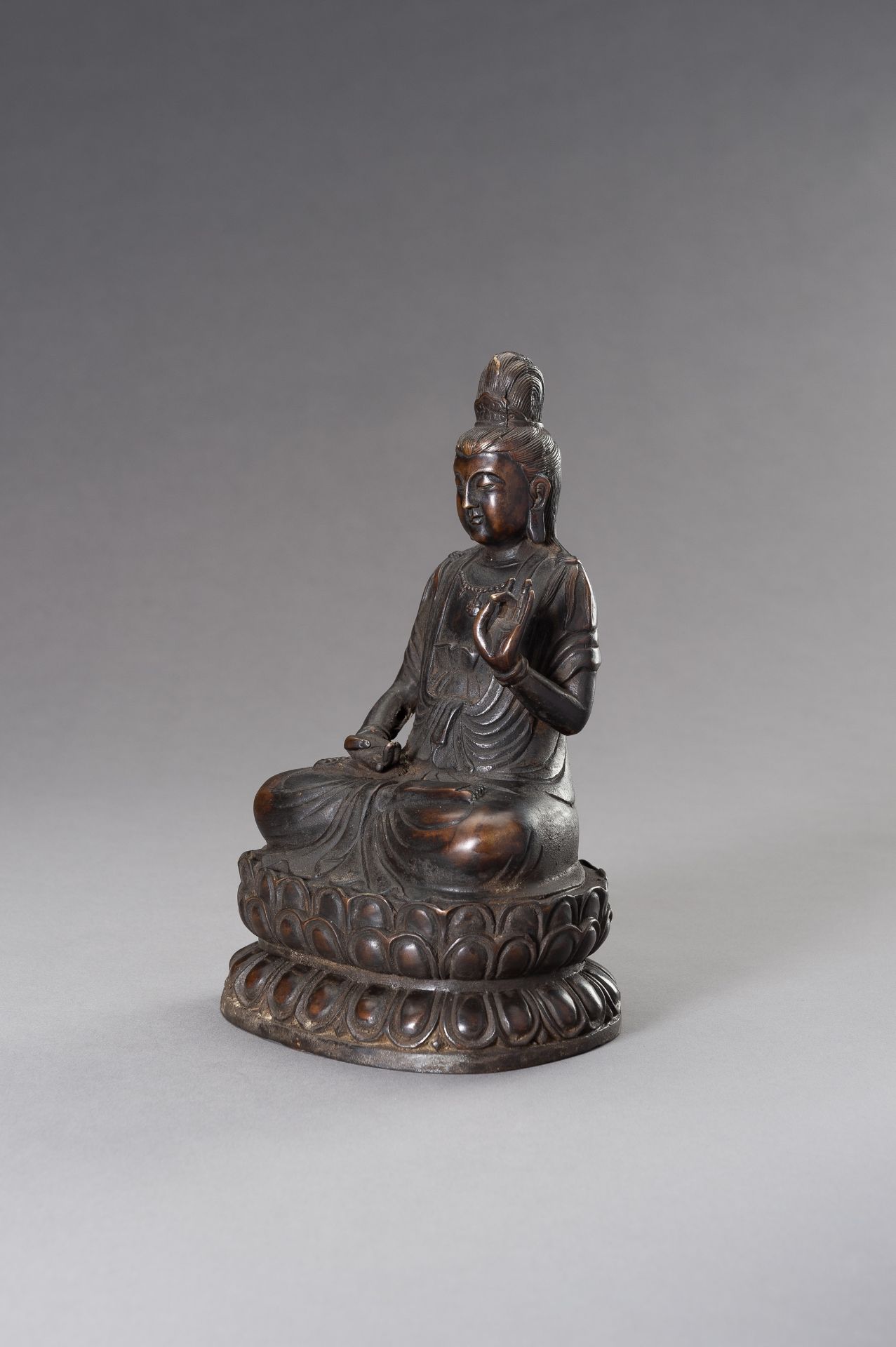 A BRONZE FIGURE OF SEATED GUANYIN, 20TH CENTURY - Bild 5 aus 8