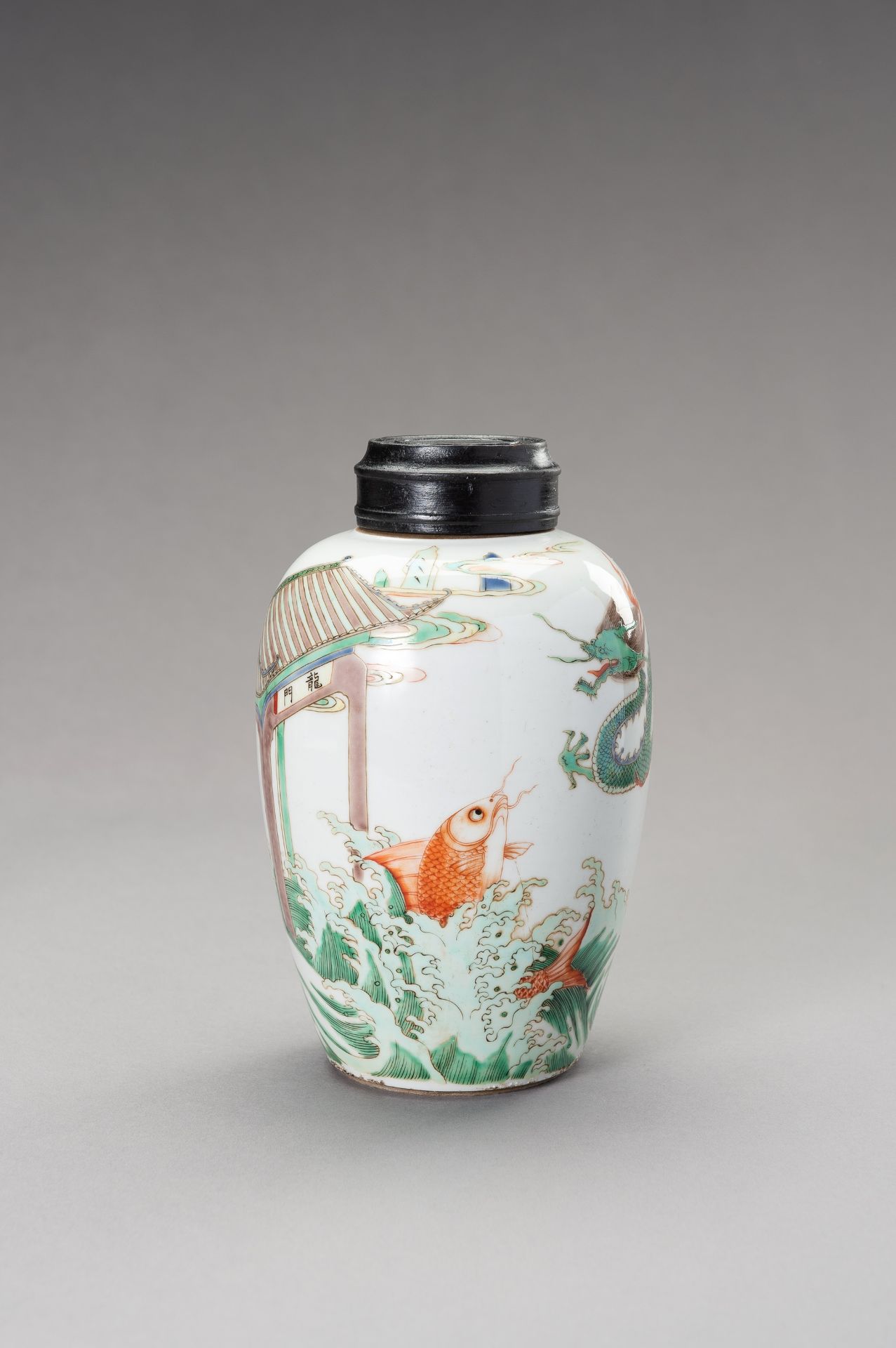 A FAMILLE VERTE 'DRAGON AND CARP' JAR, LATE QING DYNASTY - Bild 3 aus 12