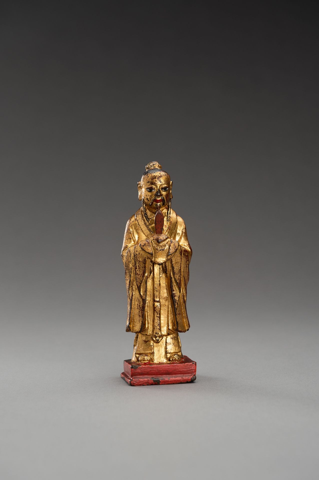 A GOLD LACQUERED BRONZE FIGURE OF AN OFFICIAL - Image 6 of 8