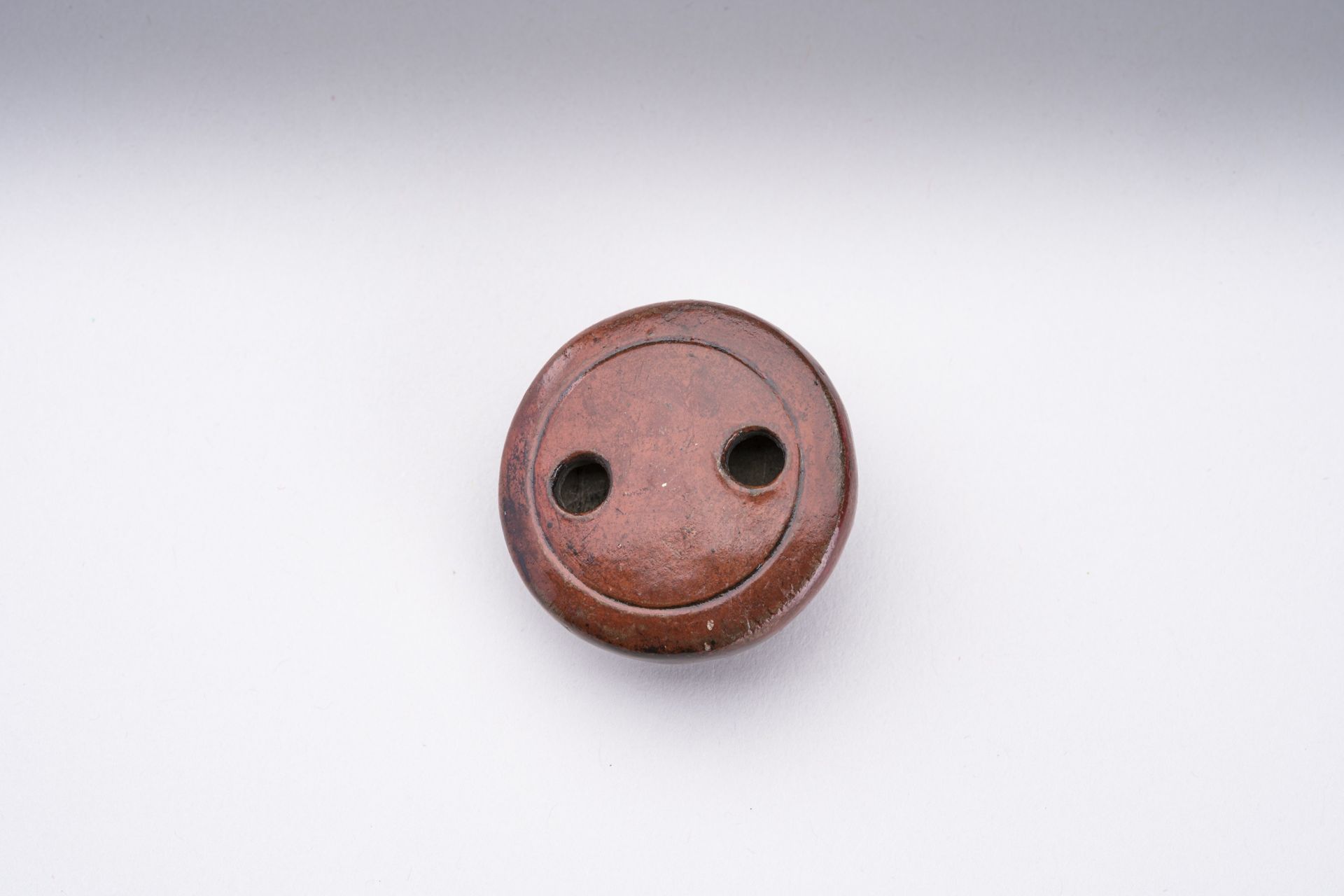 A HIDA SCHOOL WOOD NETSUKE AND A CERAMIC NETSUKE OF DARUMA - Bild 4 aus 10