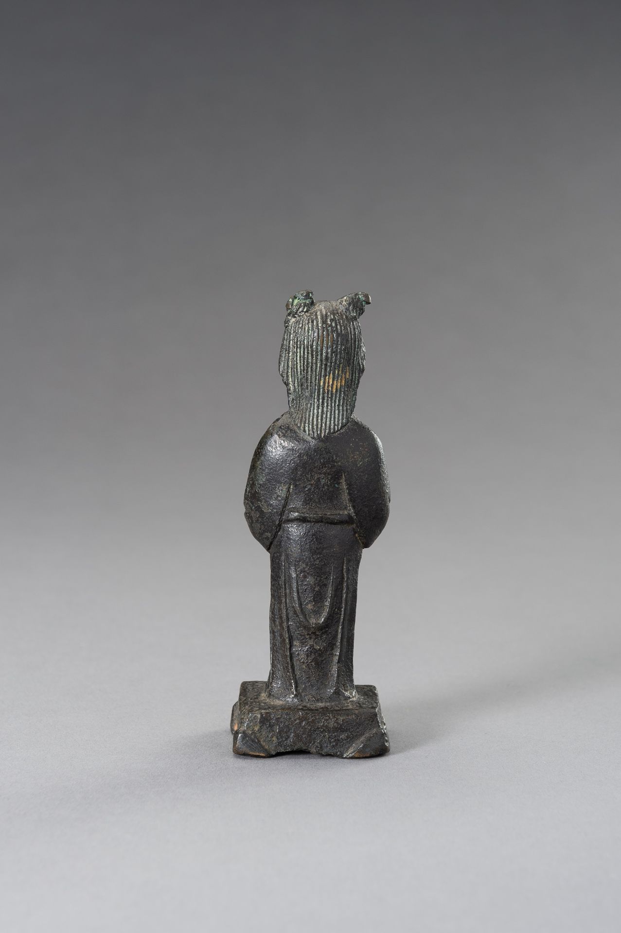 A MINIATURE BRONZE FIGURE OF A LADY, QING DYNASTY - Image 7 of 8