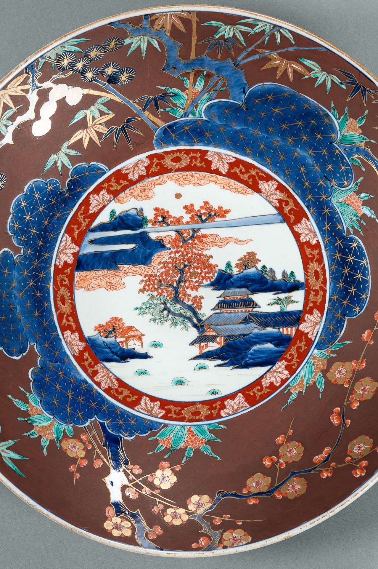 A LOT WITH A LARGE IMARI AND A KUTANI PORCELAIN DISH, MEIJI - Image 5 of 16