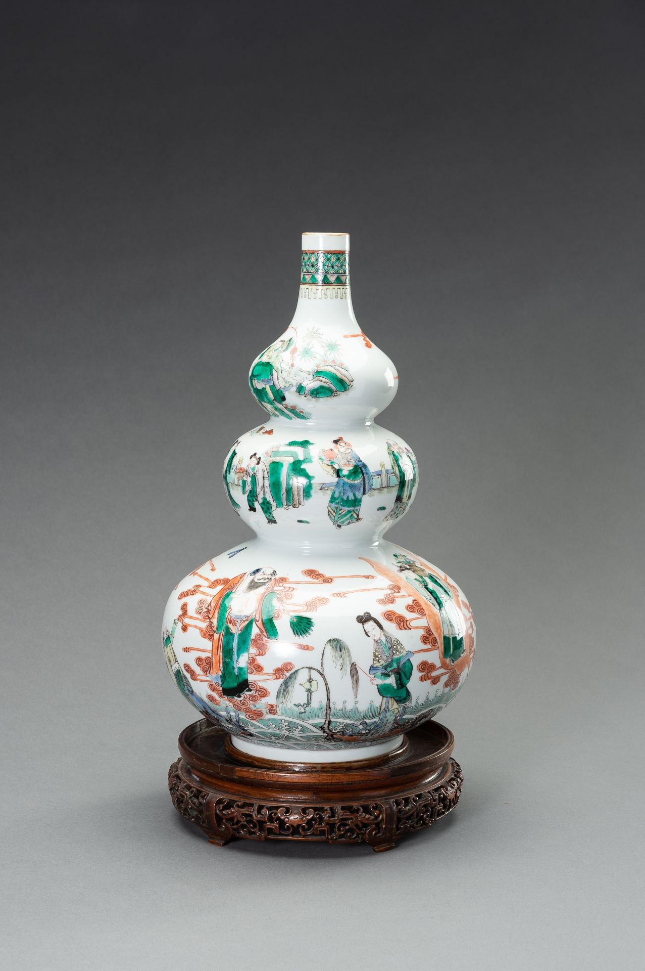 A LARGE FAMILLE VERTE TRIPLE-GOURD PORCELAIN VASE, QING - Image 4 of 12