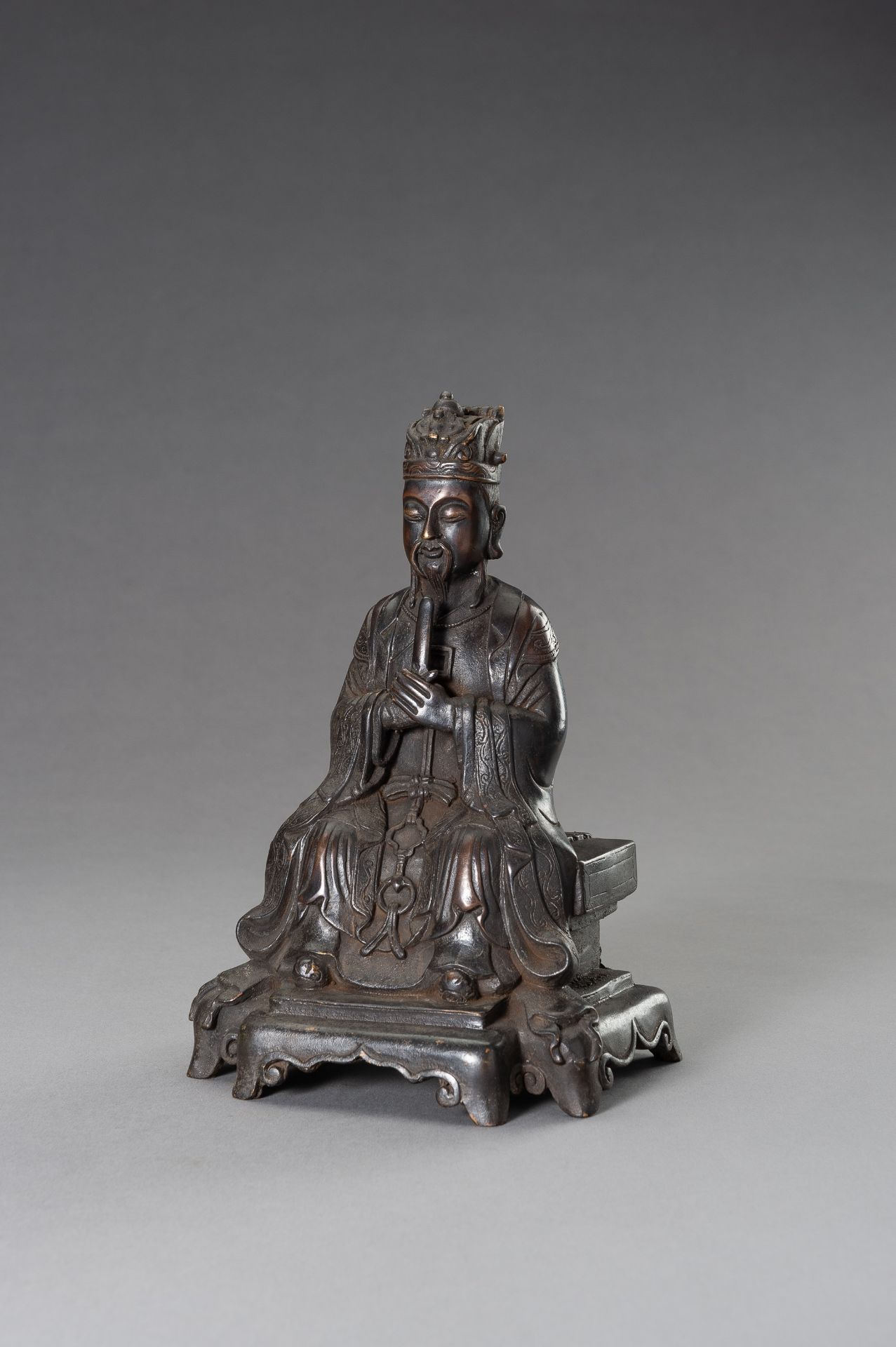 A MING-STYLE BRONZE FIGURE OF A DIGNITARY - Image 5 of 9