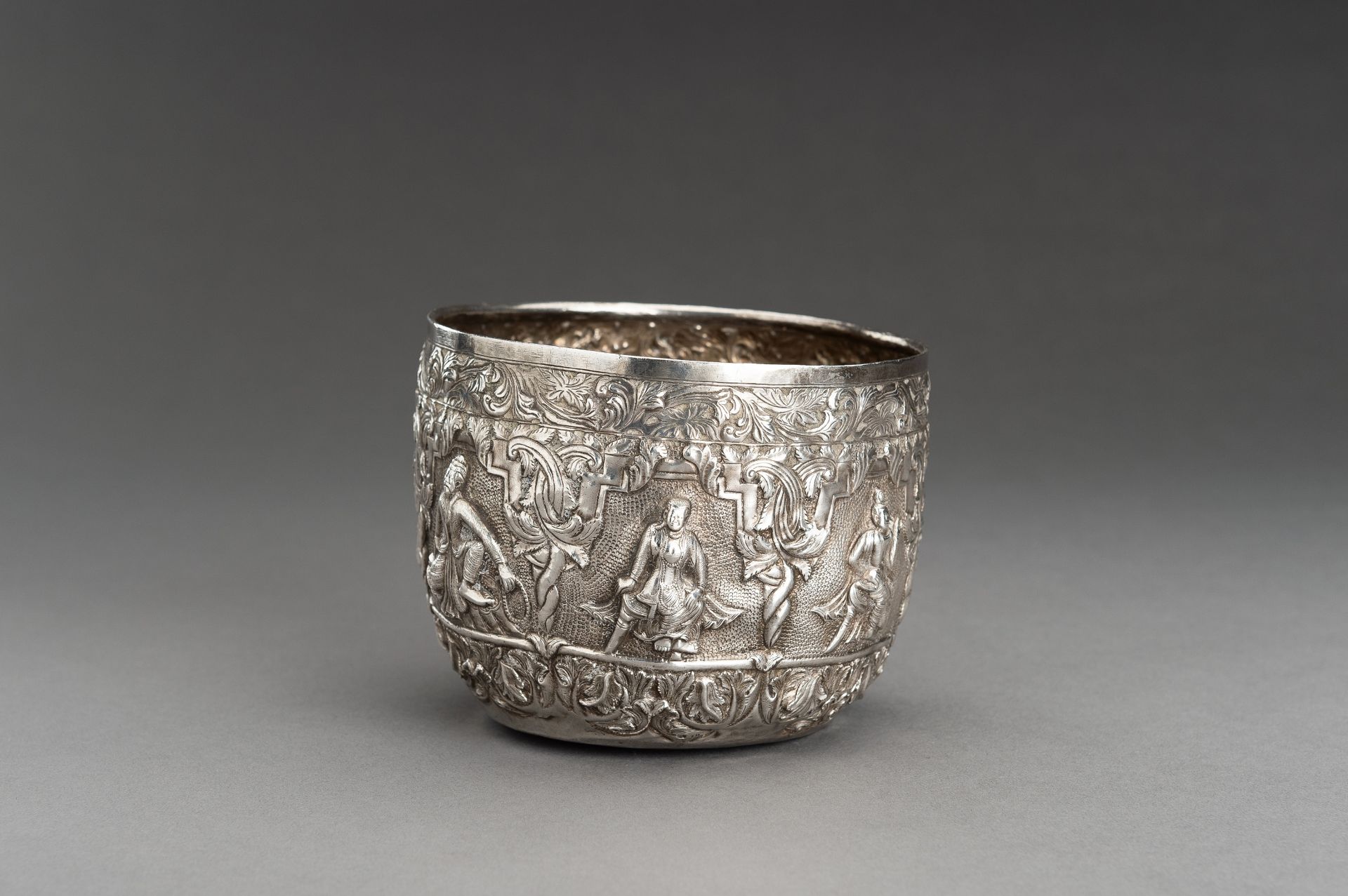 AN EMBOSSED SILVER BOWL WITH FIGURAL RELIEF - Image 2 of 12