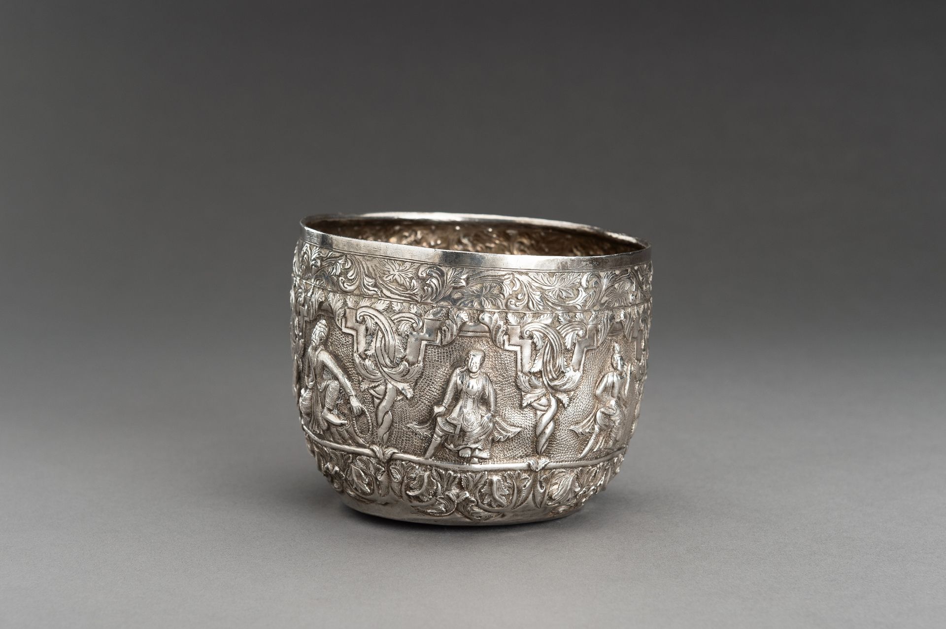 AN EMBOSSED SILVER BOWL WITH FIGURAL RELIEF - Bild 2 aus 12