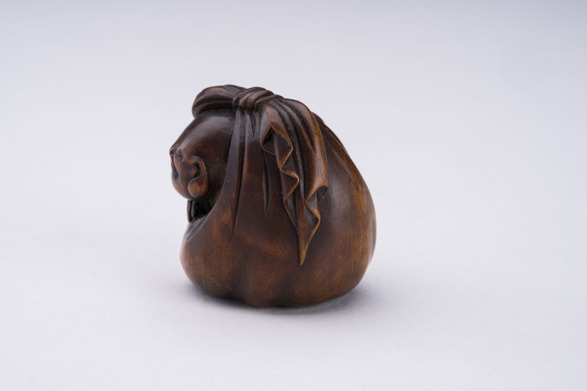 A WOOD NETSUKE OF HOTEI AND A BOY INSIDE HIS TREASURE BAG - Image 4 of 6