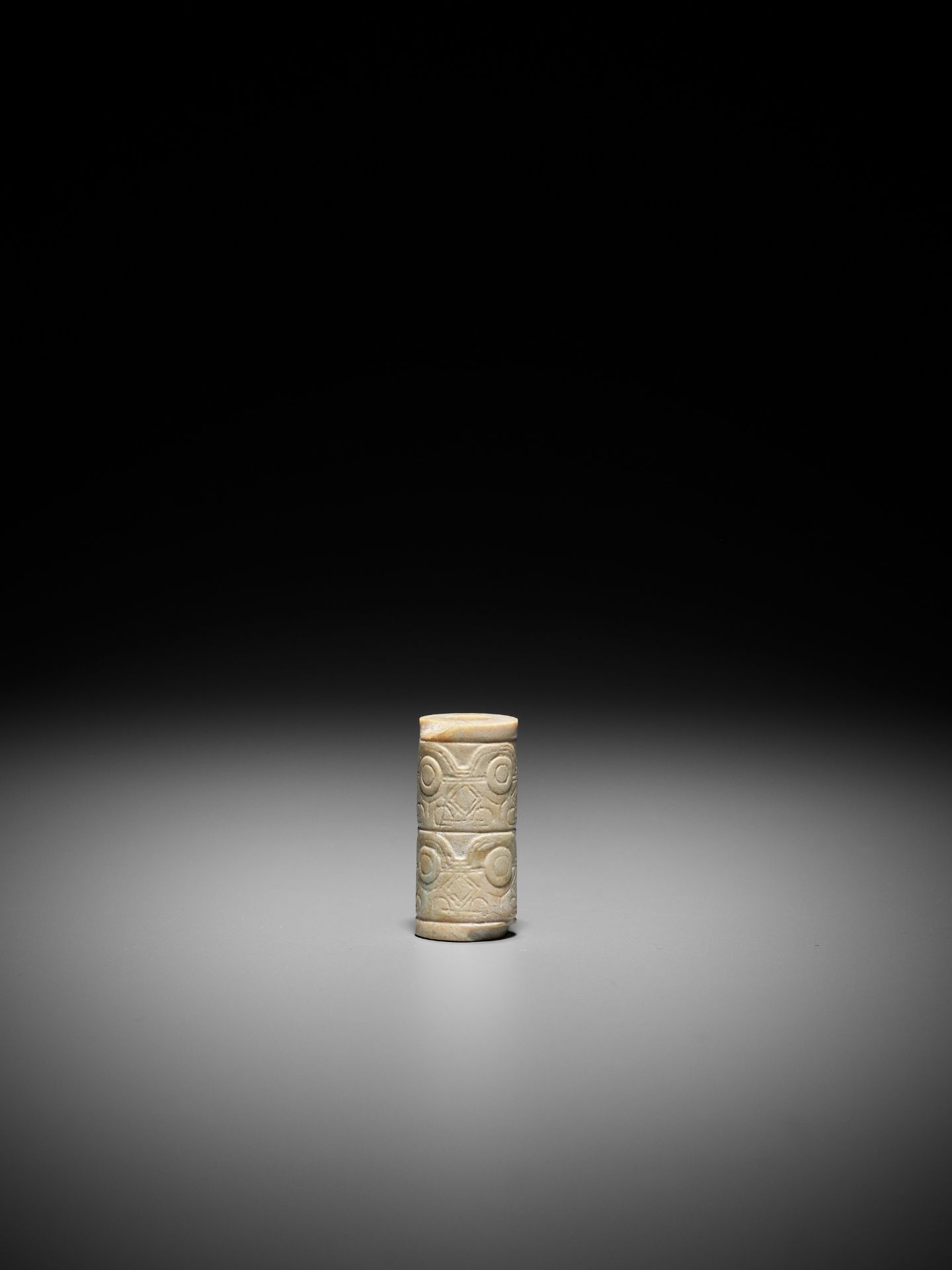 A RARE TUBULAR CONG-FORM JADE BEAD, LIANGZHU CULTURE - Bild 3 aus 7