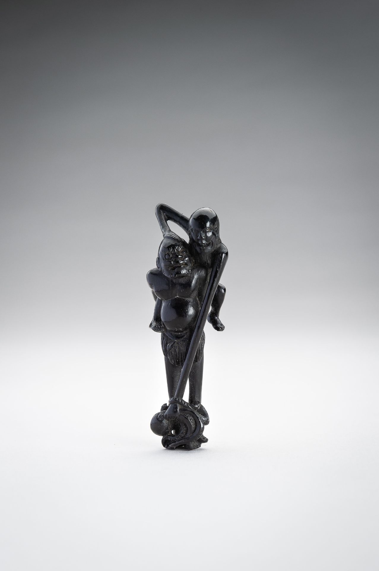 A TALL EBONY WOOD NETSUKE OF ASHINAGA AND TENAGA - Bild 2 aus 9