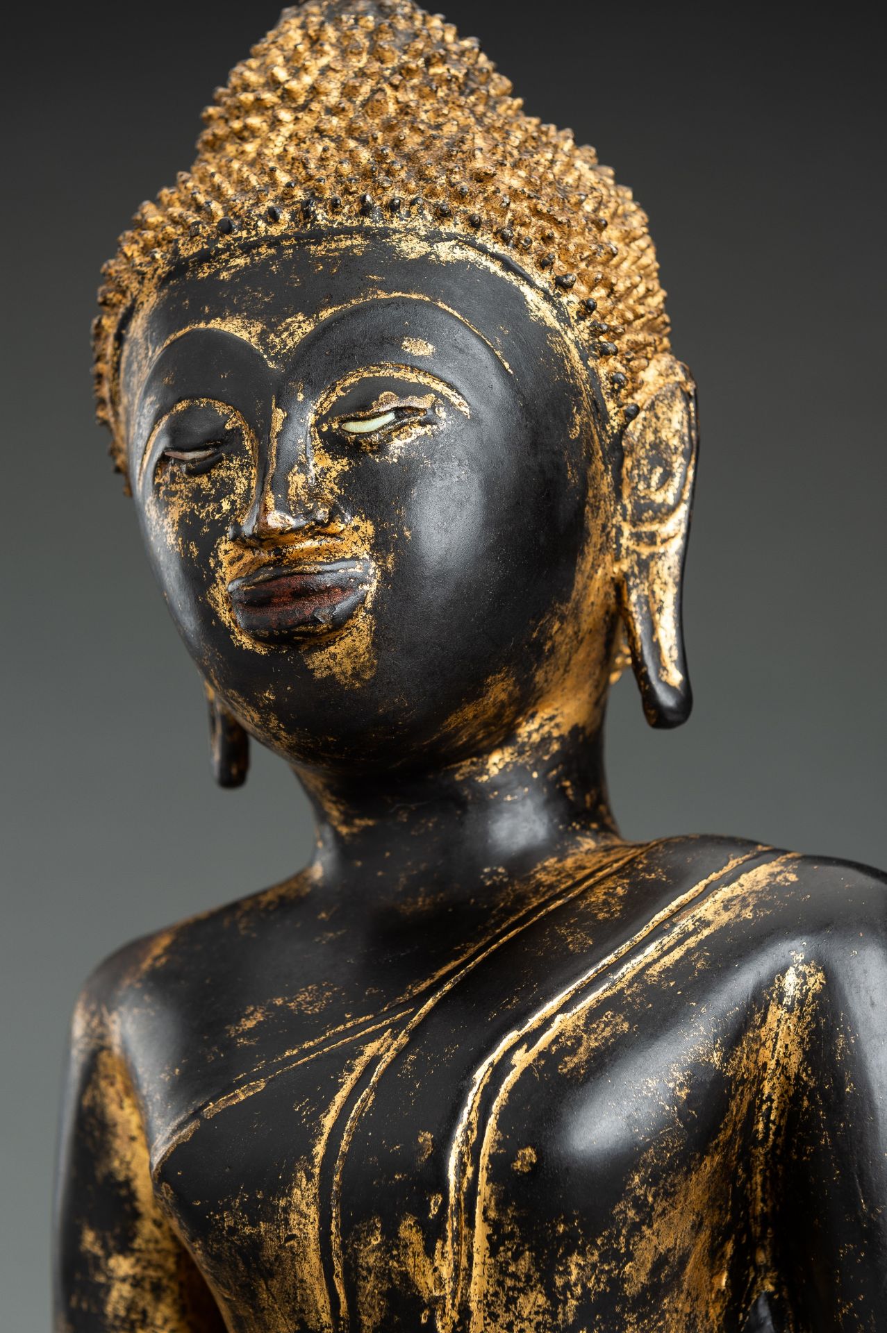 A GOLD LACQUERED BRONZE FIGURE OF BUDDHA - Image 6 of 12