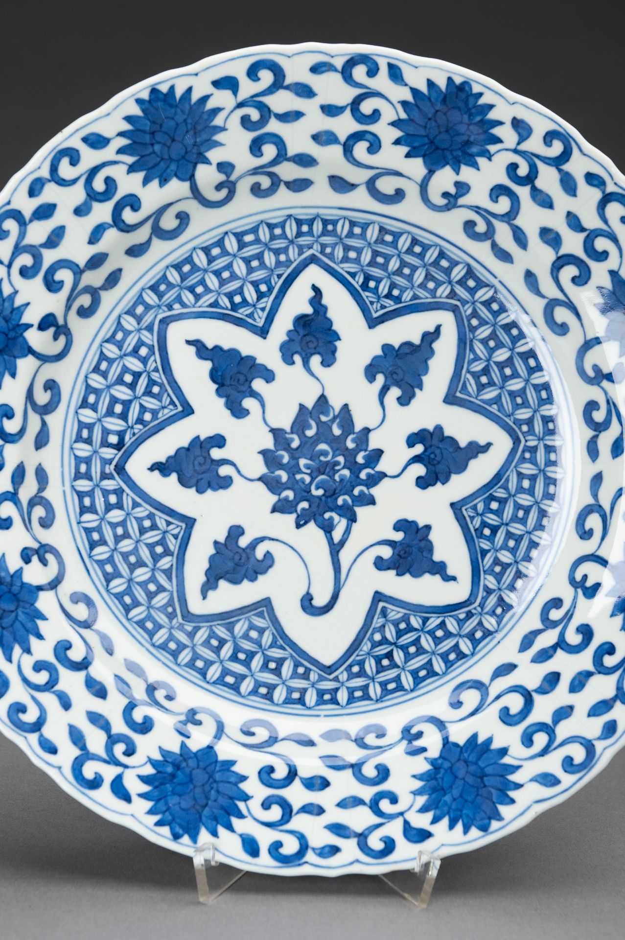 A PAIR OF BLUE AND WHITE FLORAL PORCELAIN DISHES, 1930s - Image 3 of 12