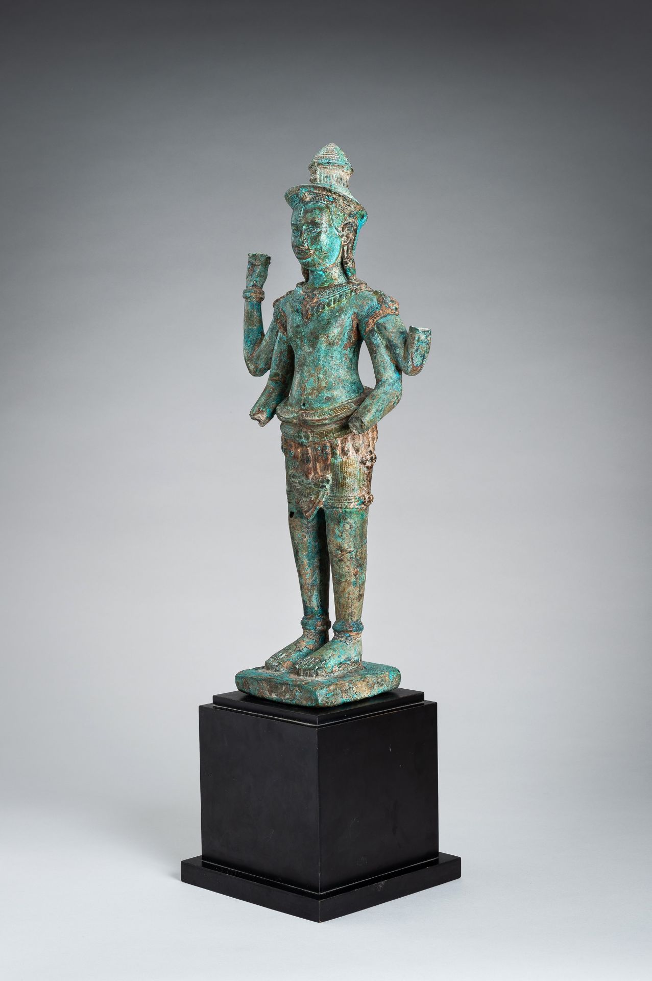 A KHMER STYLE BRONZE FIGURE OF VISHNU, c. 17th CENTURY - Image 11 of 14