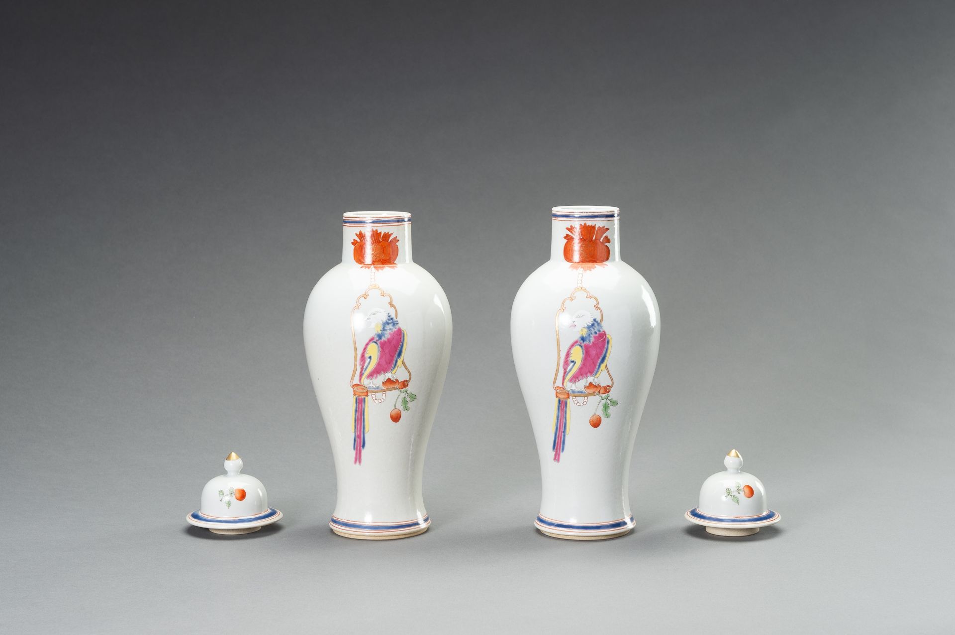 A PAIR OF FAMILLE ROSE 'PARROT ON PERCH' BALUSTER VASES, QING - Bild 10 aus 12