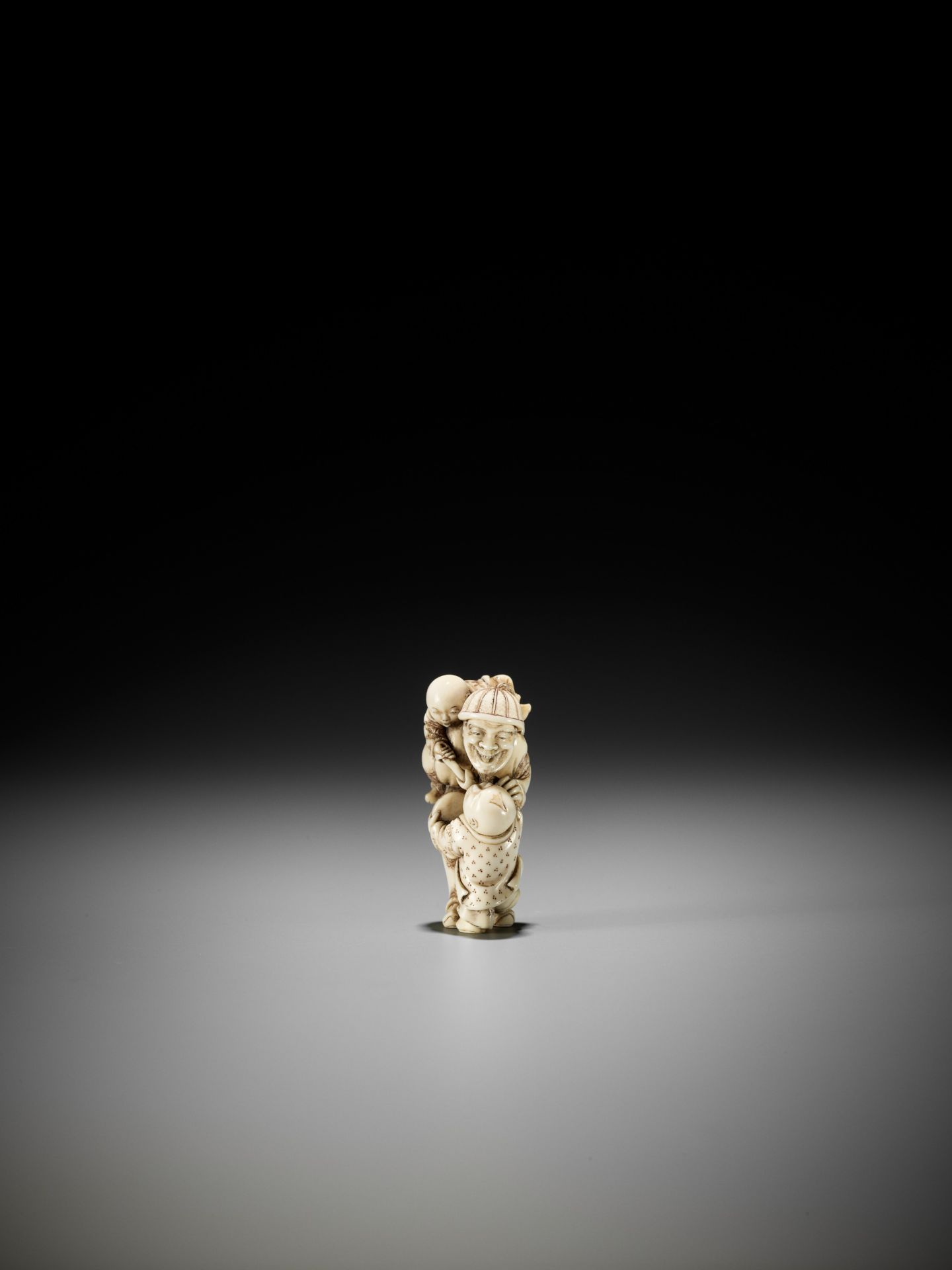 HIDEMASA: AN IVORY NETSUKE OF A DUTCHMAN WITH CHILDREN - Image 6 of 10