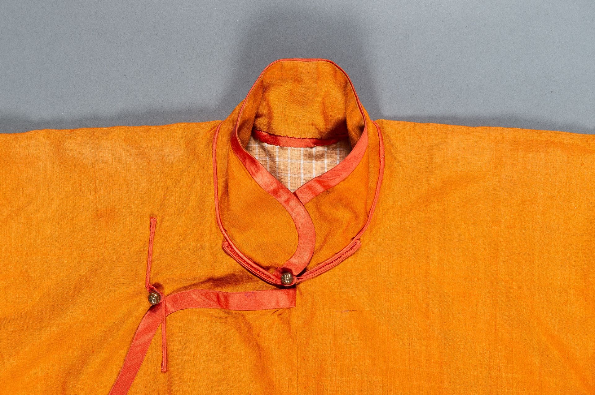 AN ORANGE TRADITIONAL ROBE, CHUBA, AND A HAT - Bild 3 aus 14