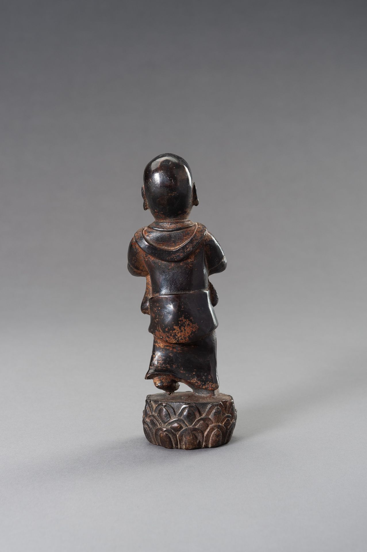 A BRONZE FIGURE OF SHANCAI TONGZI, 1900s - Bild 7 aus 8