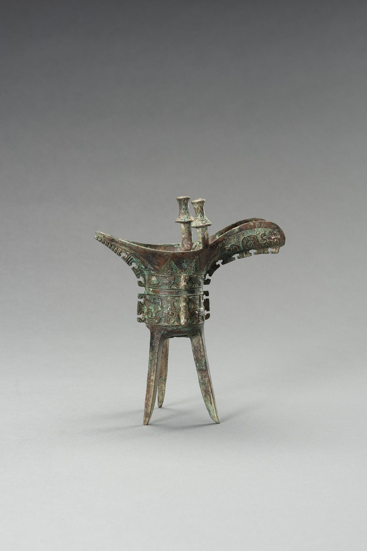 AN ARCHAISTIC SHANG-STYLE BRONZE RITUAL TRIPOD WINE VESSEL, JUE - Image 5 of 9