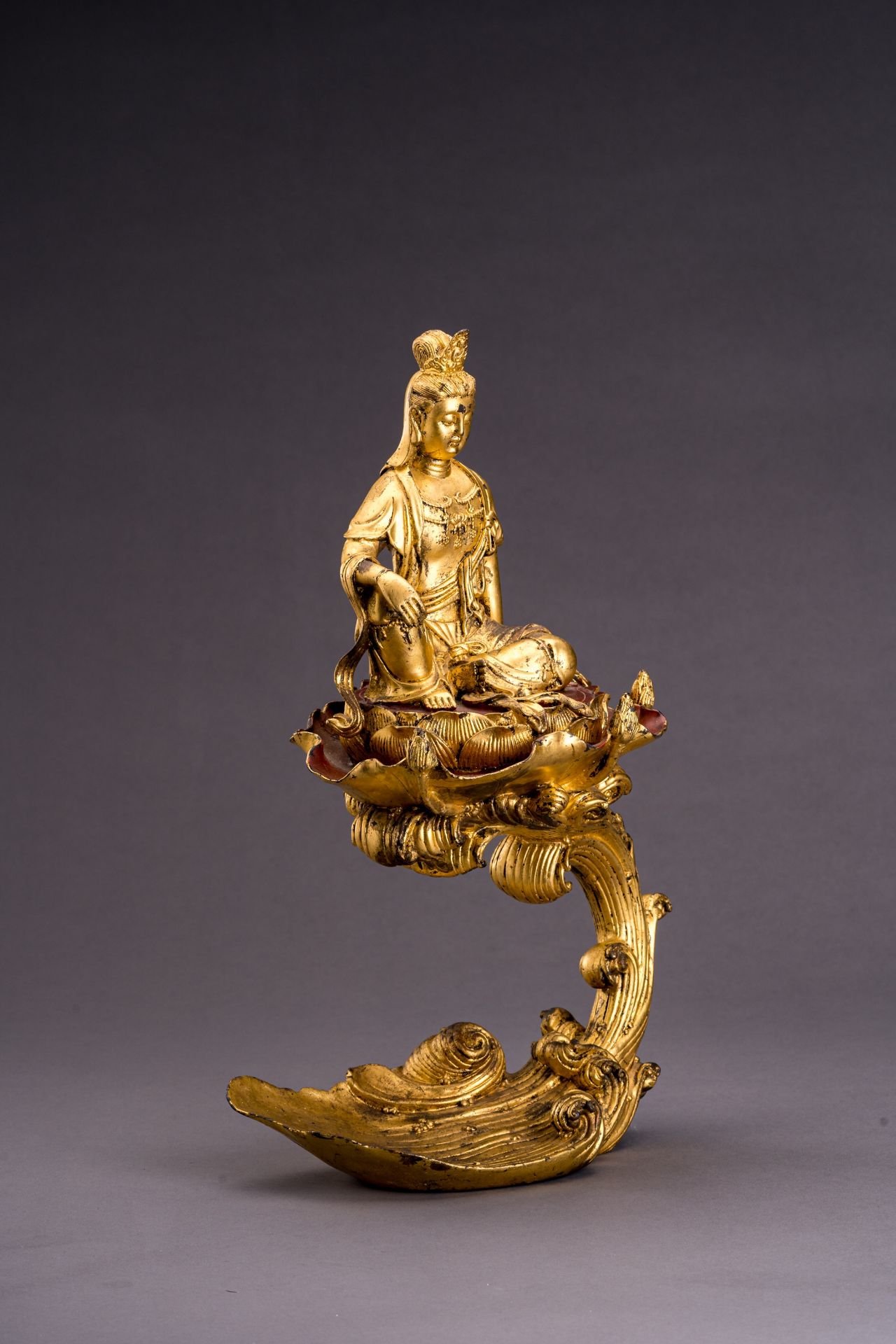 AN UNUSUAL GILT BRONZE FIGURE OF GUANYIN - Image 6 of 9