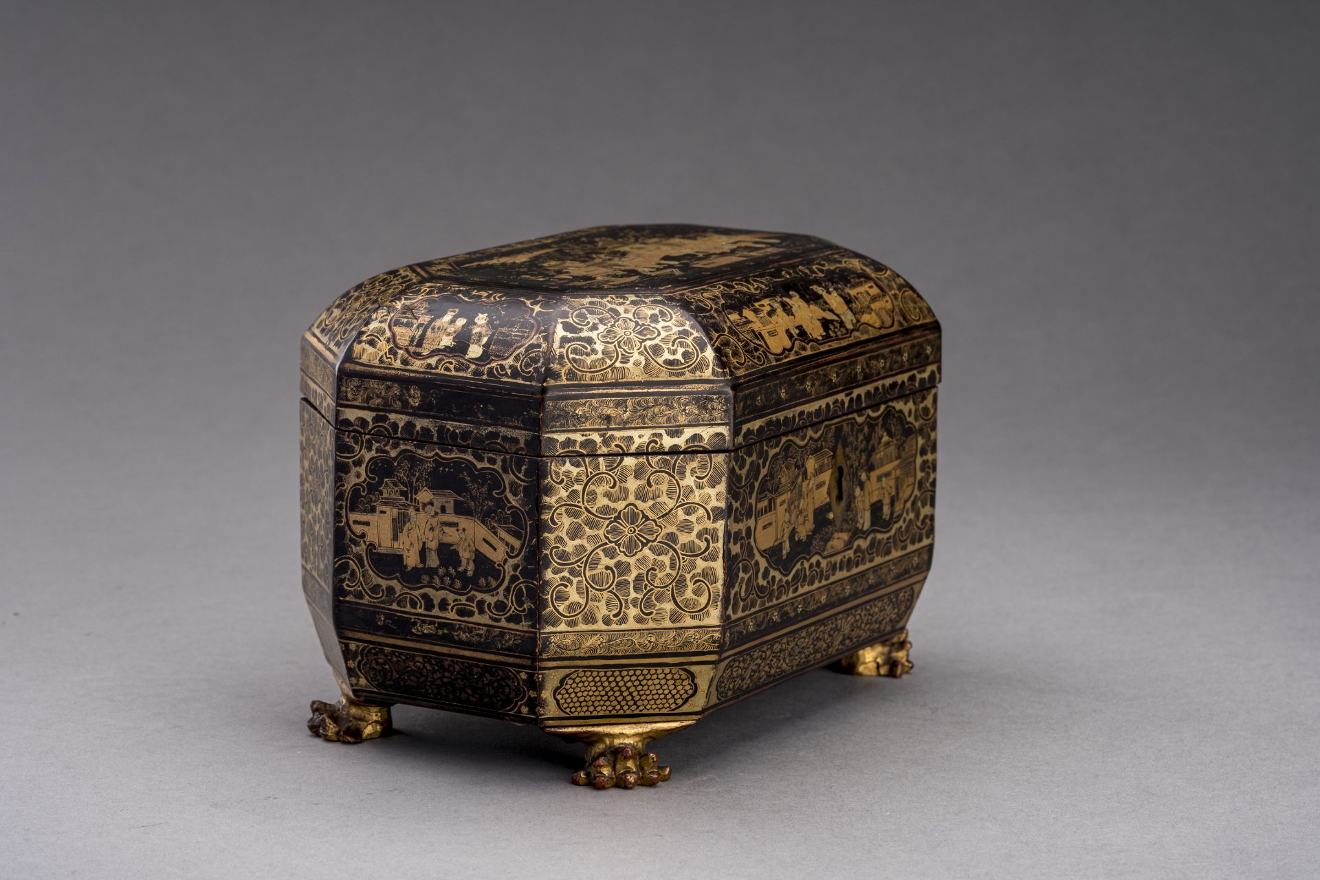 AN OCTAGONAL EXPORT LAQUER BOX WITH FIGURAL SCENES - Image 6 of 11