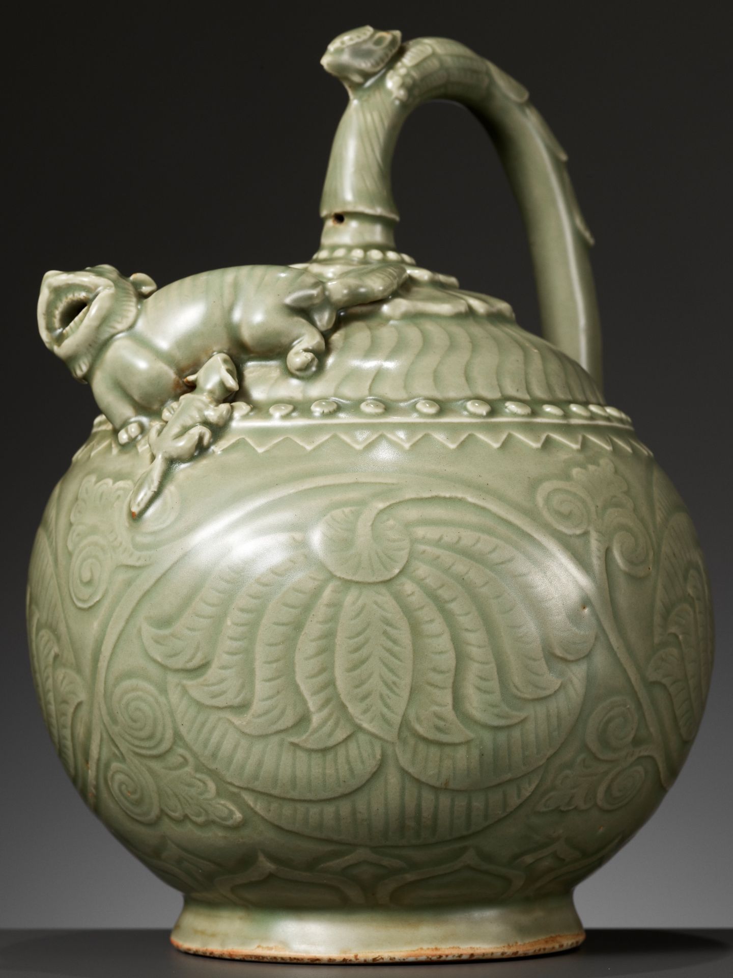 A CELADON GLAZED 'SURPRISE' EWER WITH A 'LION' SPOUT, QING DYNASTY - Bild 10 aus 13