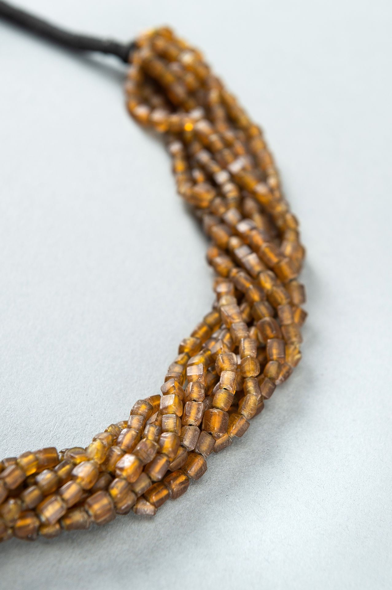 A WESTERN ASIATIC AMBER GLASS NECKLACE - Image 8 of 9