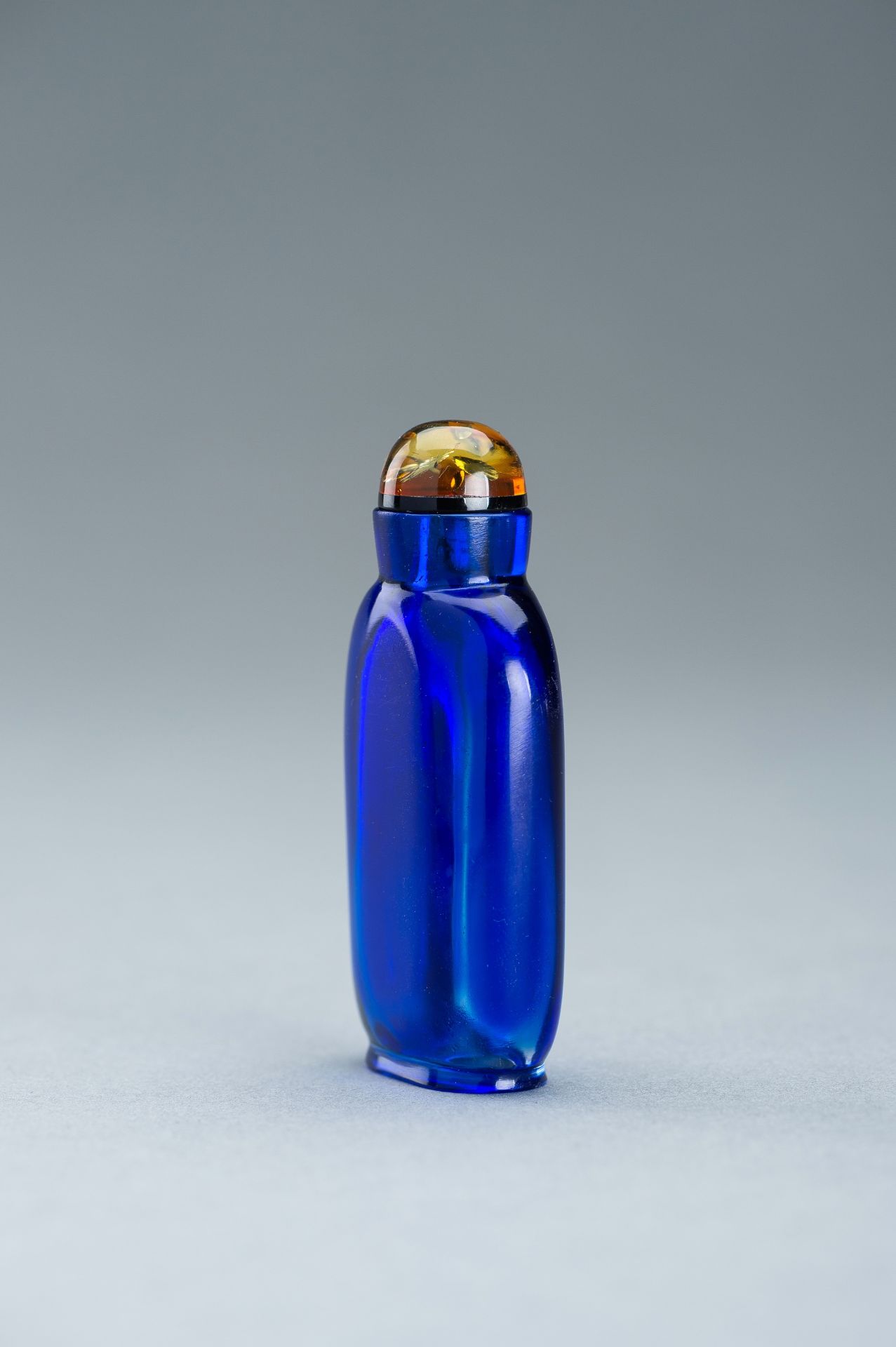 A SAPPHIRE-BLUE GLASS SNUFF BOTTLE, c. 1920s - Image 3 of 9