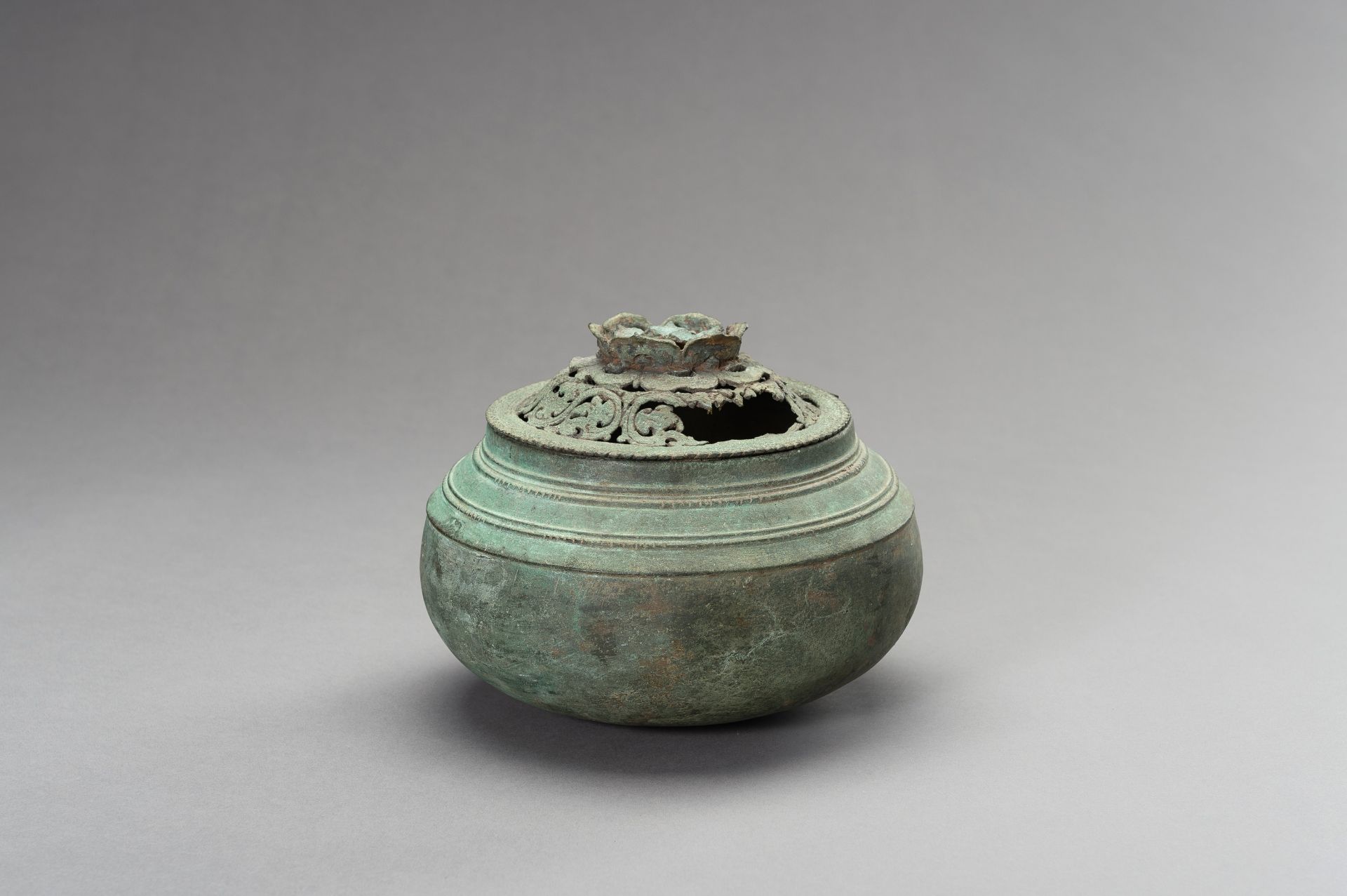 A JAVANESE BRONZE INCENSE BURNER AND COVER - Image 5 of 12