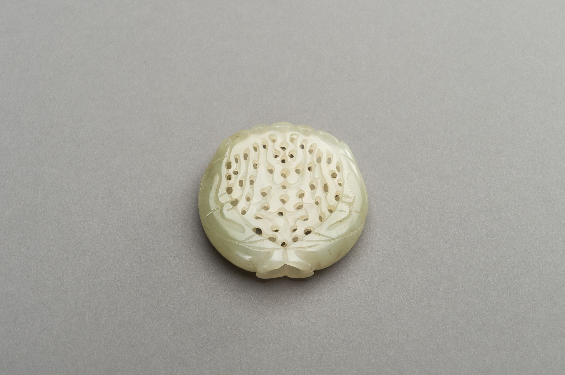 A RETICULATED PALE CELADON JADE PARFUMIER, REPUBLIC PERIOD - Bild 2 aus 10