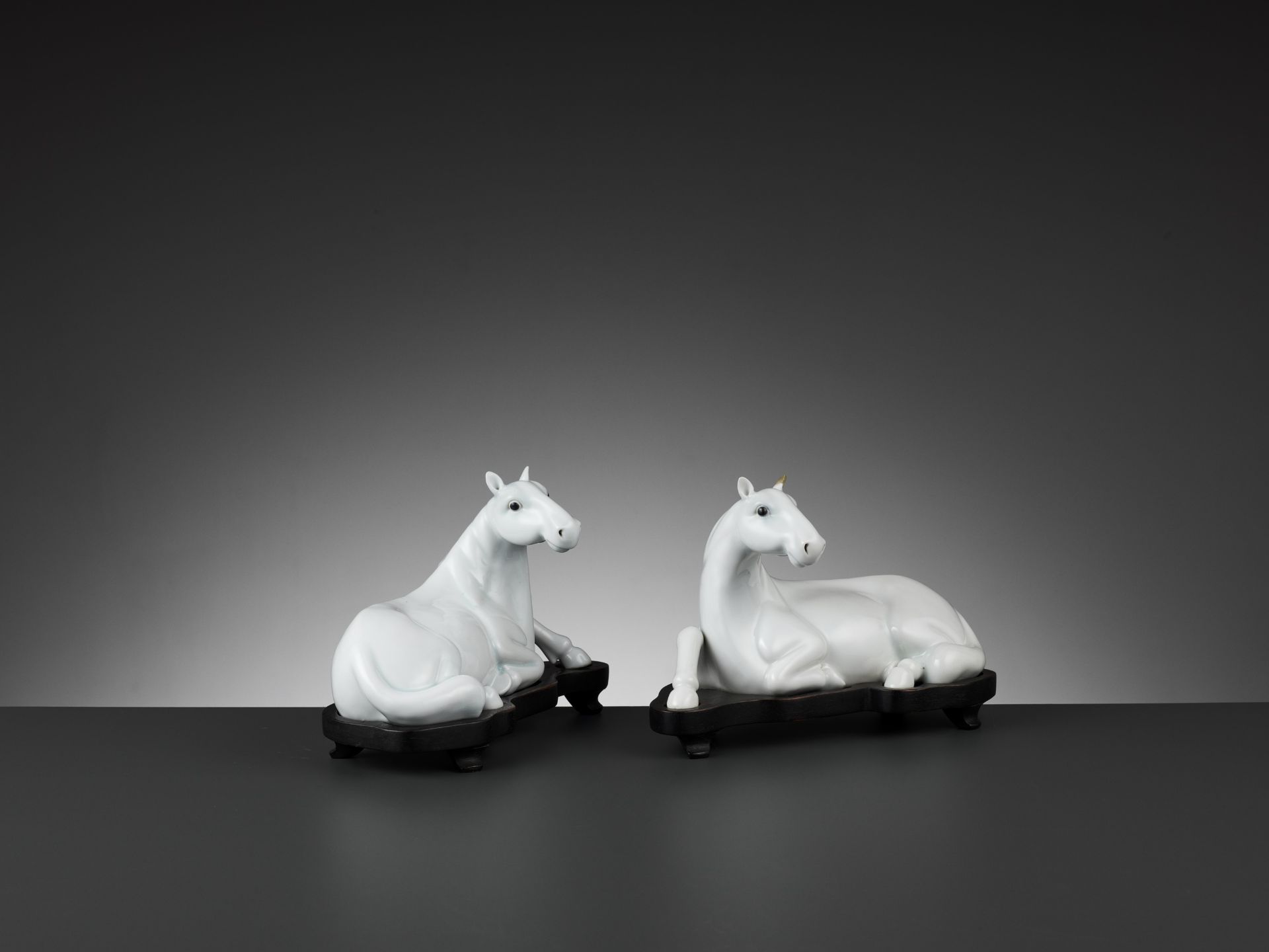 A PAIR OF WHITE-GLAZED FIGURES OF HORSES, QING DYNASTY - Bild 5 aus 10