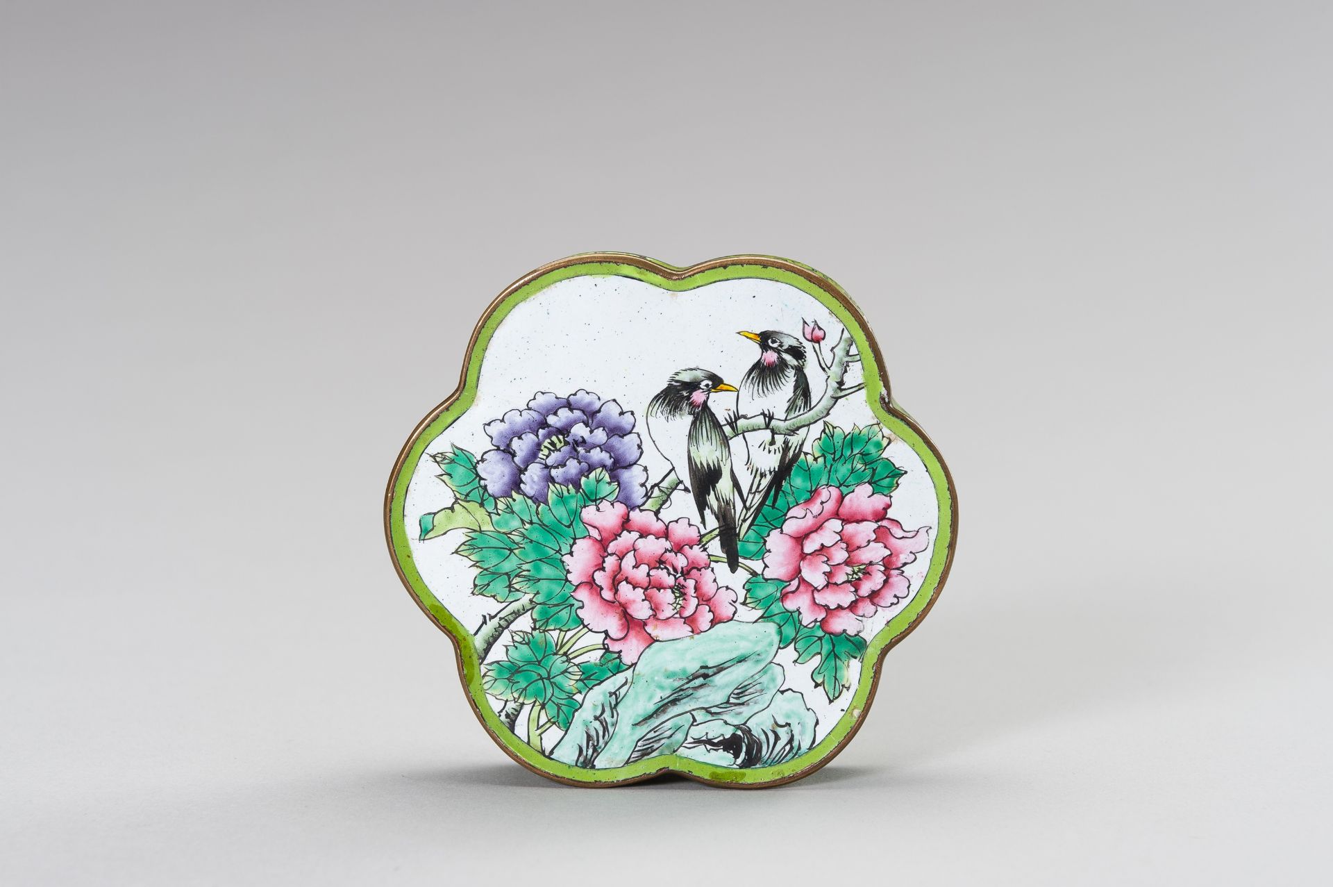A LOBED ENAMEL BOX AND A FAMILLE VERTE VASE - Image 11 of 12