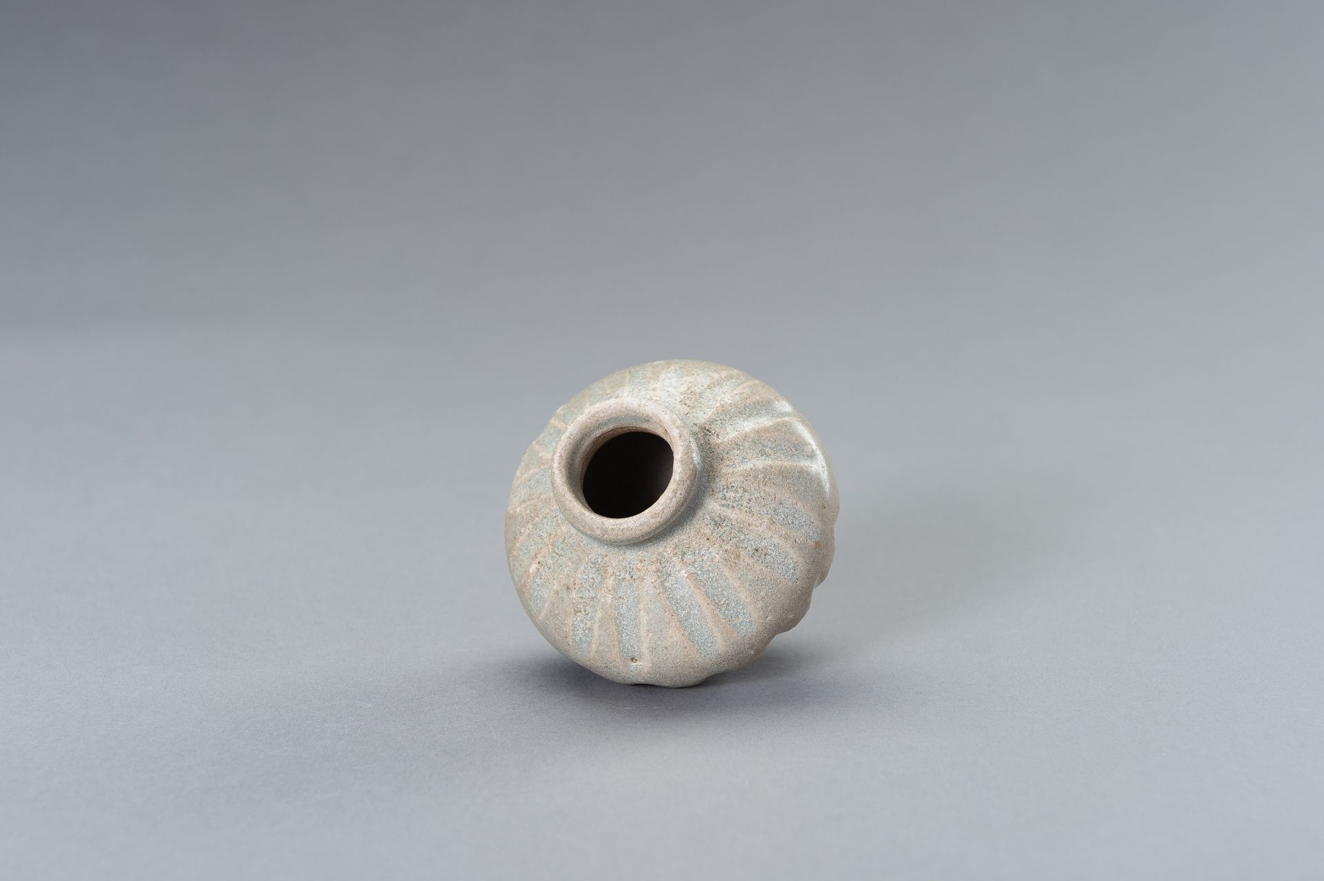 A SMALL CELADON-GLAZED CERAMIC JARLET - Image 7 of 8