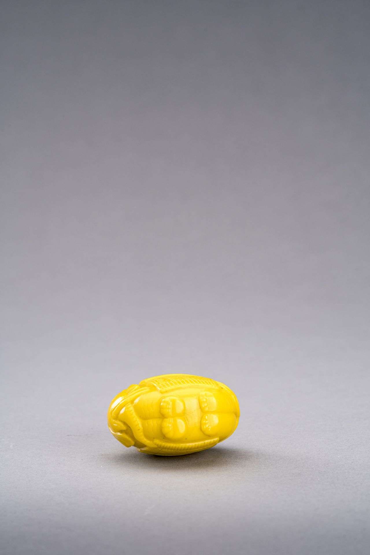 A YELLOW GLASS 'CAPARISONED ELEPHANT' SNUFF BOTTLE, c. 1920s - Image 6 of 6