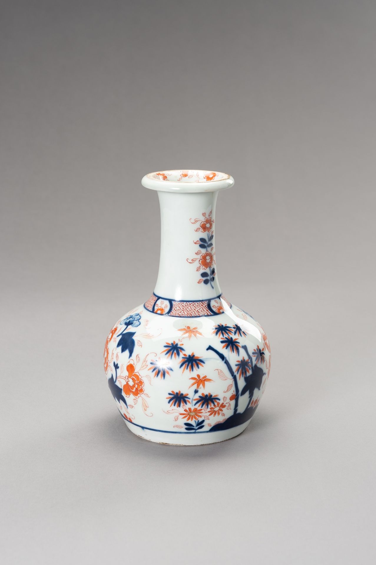 AN IMARI 'FLOWERS AND BAMBOO' PORCELAIN VASE, QING DYNASTY - Image 3 of 11