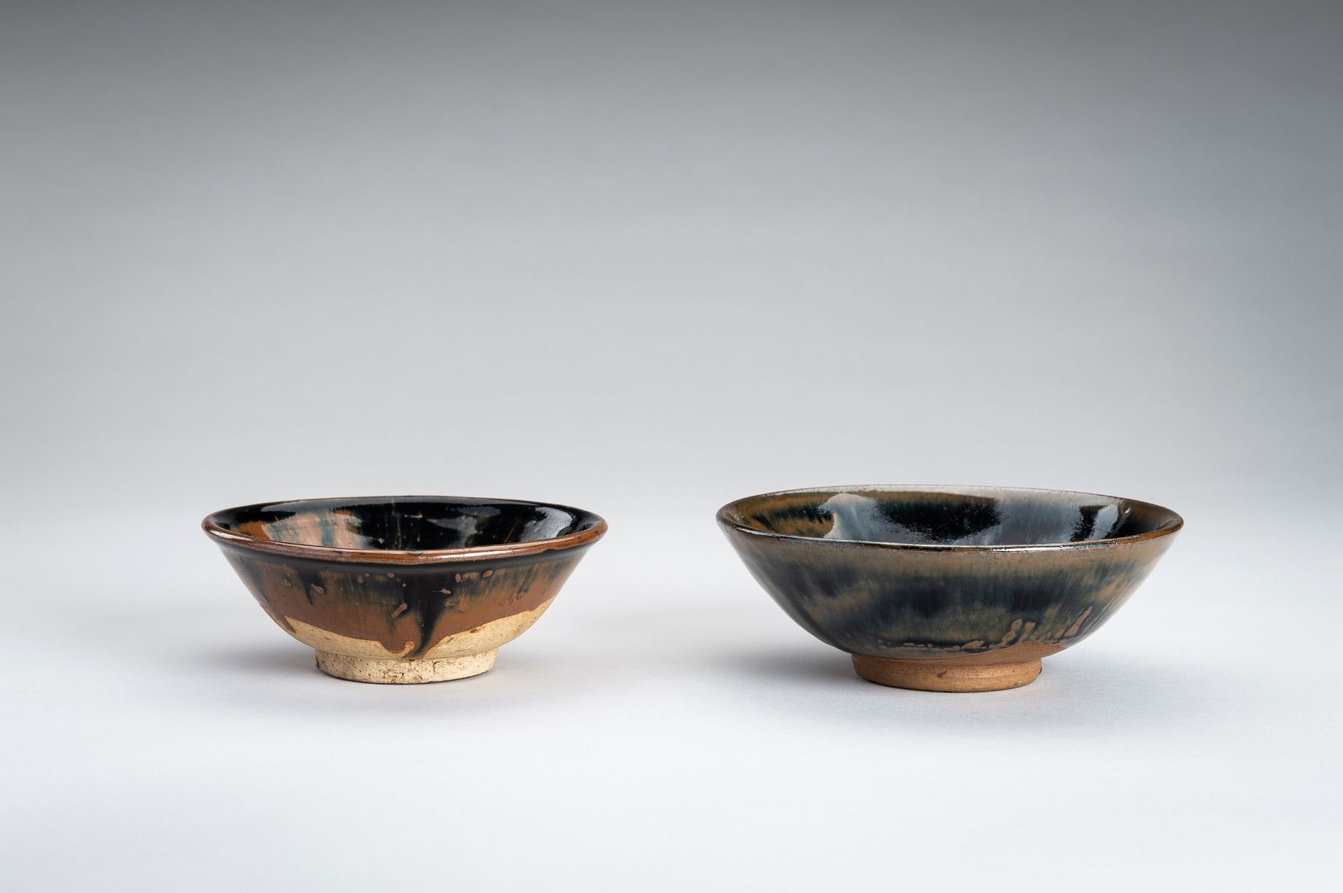 A LOT WITH TWO SONG STYLE BLACK AND BROWN GLAZED BOWLS - Bild 4 aus 13