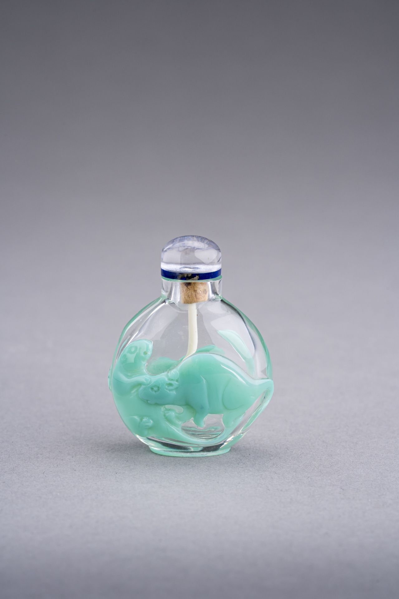 A TURQUOISE OVERLAY GLASS 'RATS' SNUFF BOTTLE, c. 1920s - Image 2 of 7